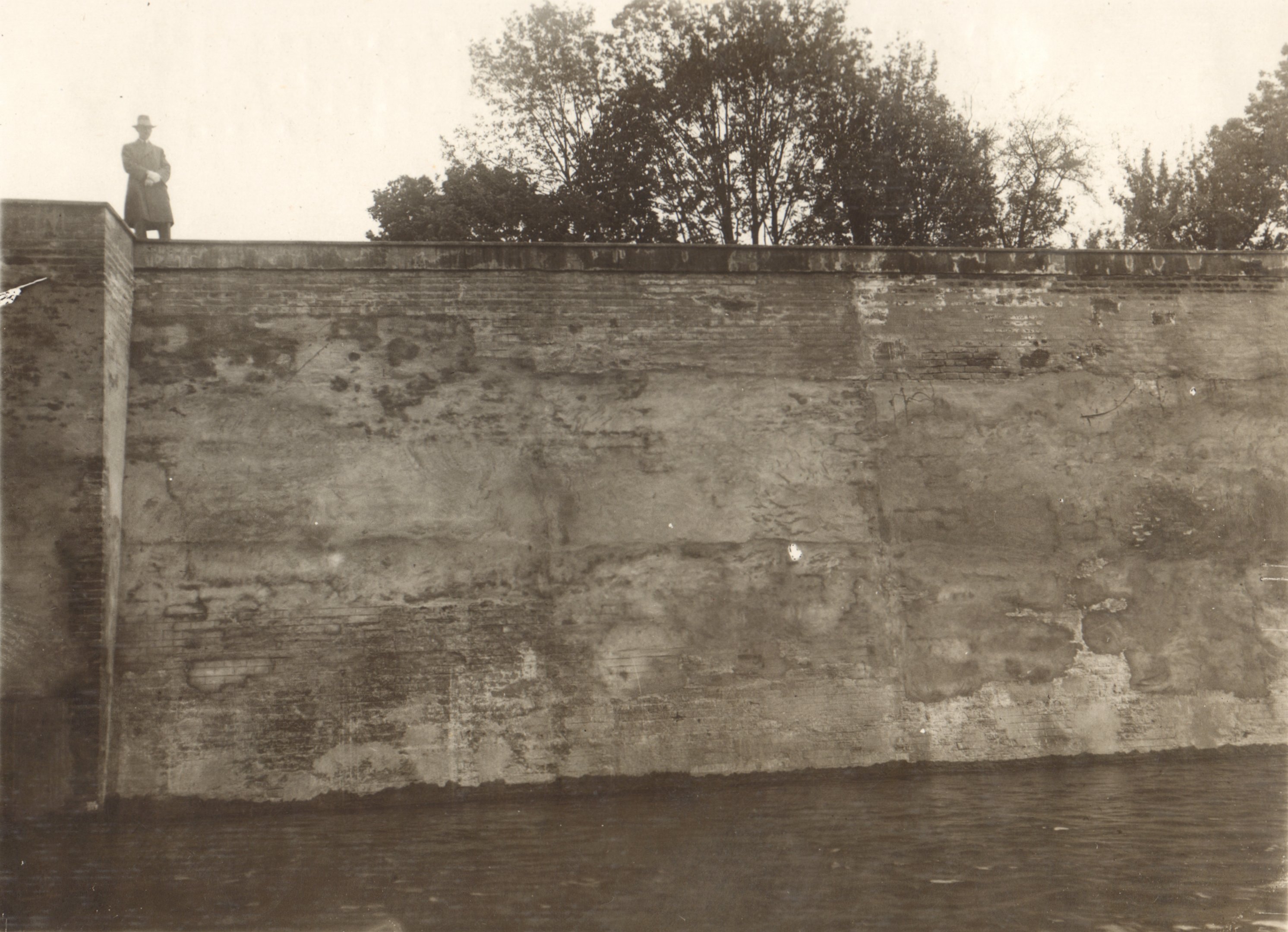 A tápzsilip baloldali falának javítása. Falrészlet javítás után, 1932. május 9. (Magyar Környezetvédelmi és Vízügyi Múzeum - Duna Múzeum CC BY-NC-SA)