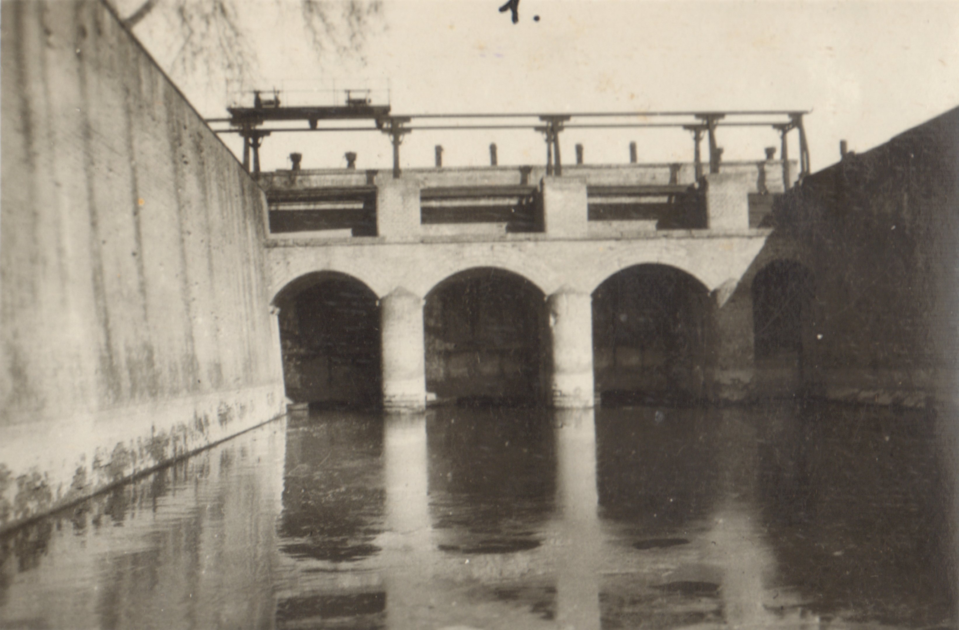 A tápzsilip-kamra nézete a víz leszivattyúzása előtt, 1930 (Magyar Környezetvédelmi és Vízügyi Múzeum - Duna Múzeum CC BY-NC-SA)