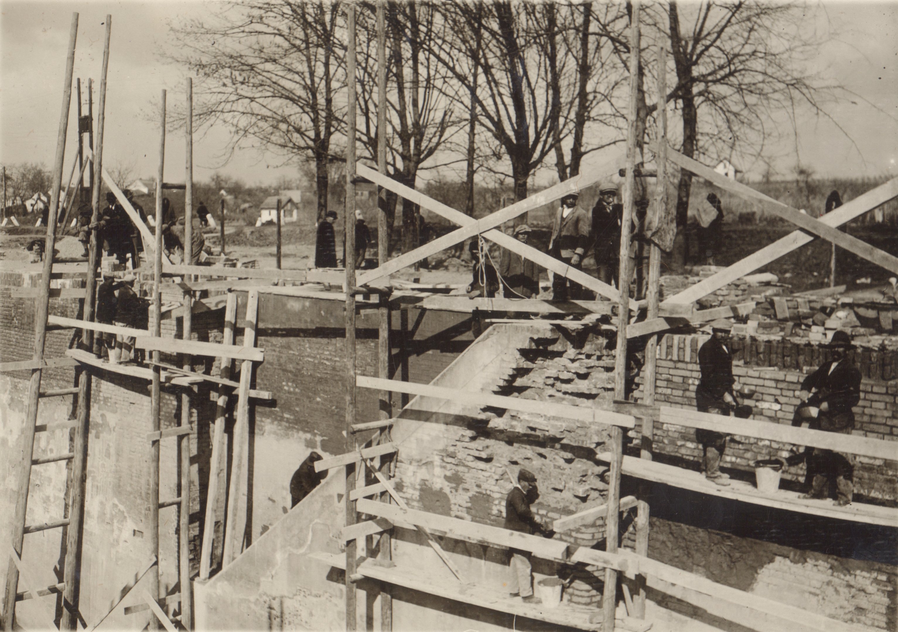 A hajózózsilip baloldali falának javítása. A lejáró körüli falfelület javítás közben, 1932. április 18. (Magyar Környezetvédelmi és Vízügyi Múzeum - Duna Múzeum CC BY-NC-SA)