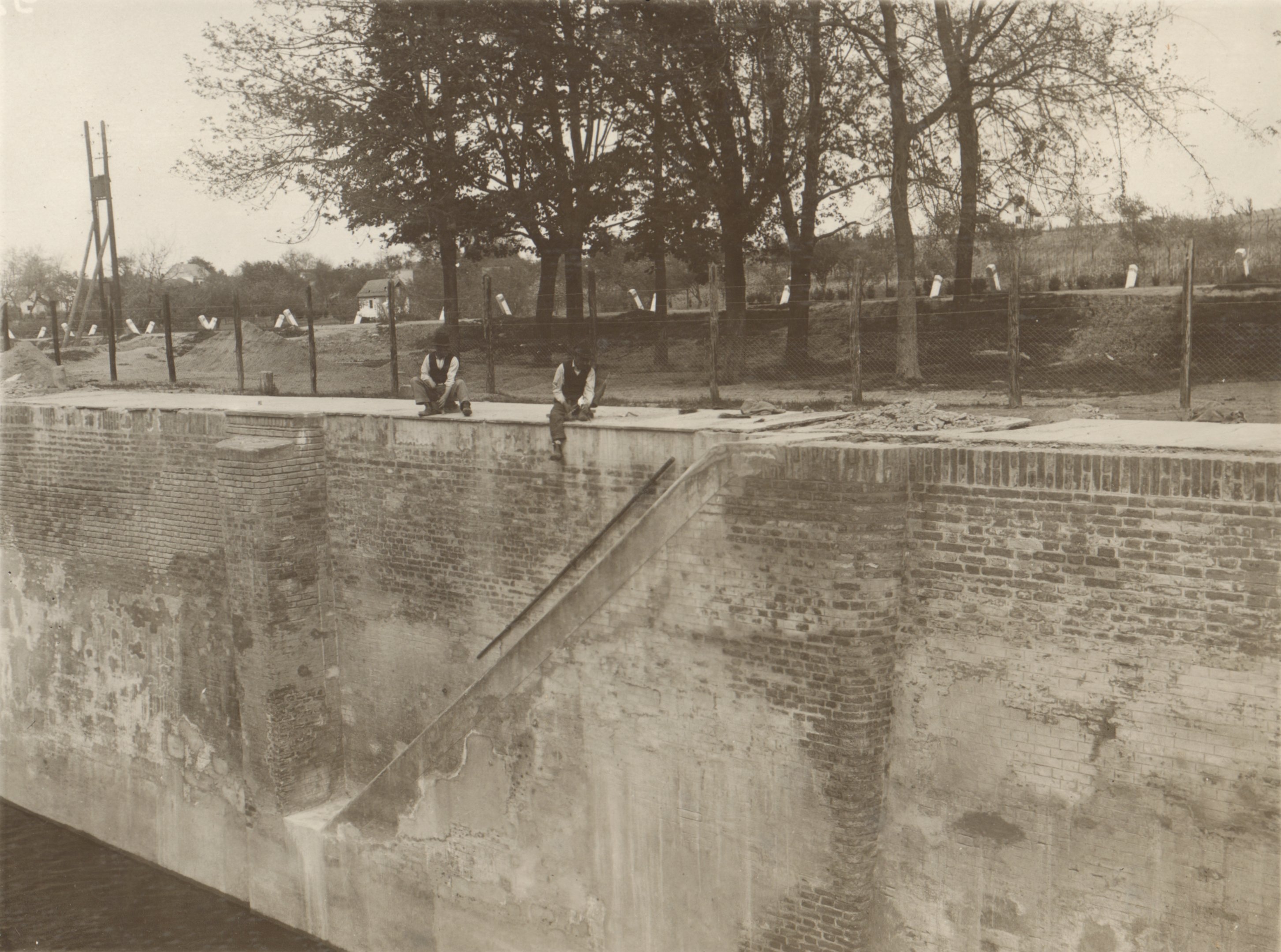 A hajózózsilip baloldali falának javítása. A lejáró körüli falfelület javítás után, 1932. május 6. (Magyar Környezetvédelmi és Vízügyi Múzeum - Duna Múzeum CC BY-NC-SA)