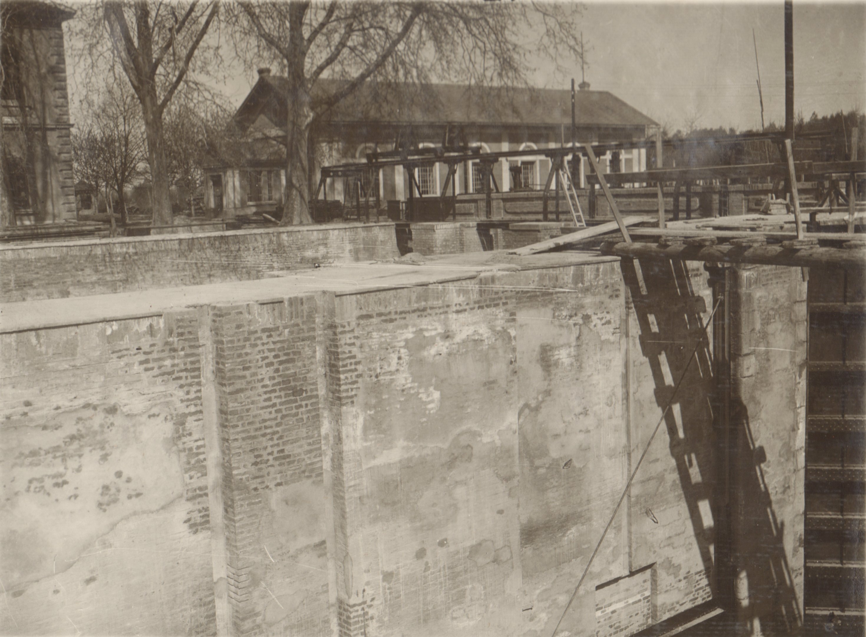 A hajózózsilip jobboldali falának javítása. A felső kapu alatti falrész javítás után, 1932. április 29. (Magyar Környezetvédelmi és Vízügyi Múzeum - Duna Múzeum CC BY-NC-SA)