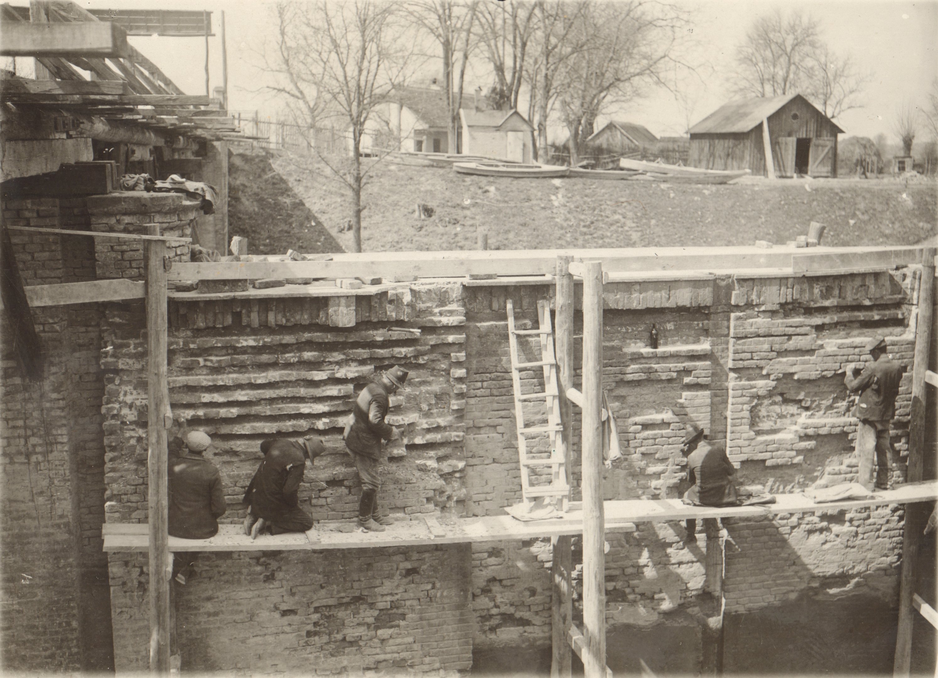 A hajózózsilip jobboldali falának javítása. Az alsó kapu alatti falrész javítás közben, 1932. április 7. (Magyar Környezetvédelmi és Vízügyi Múzeum - Duna Múzeum CC BY-NC-SA)