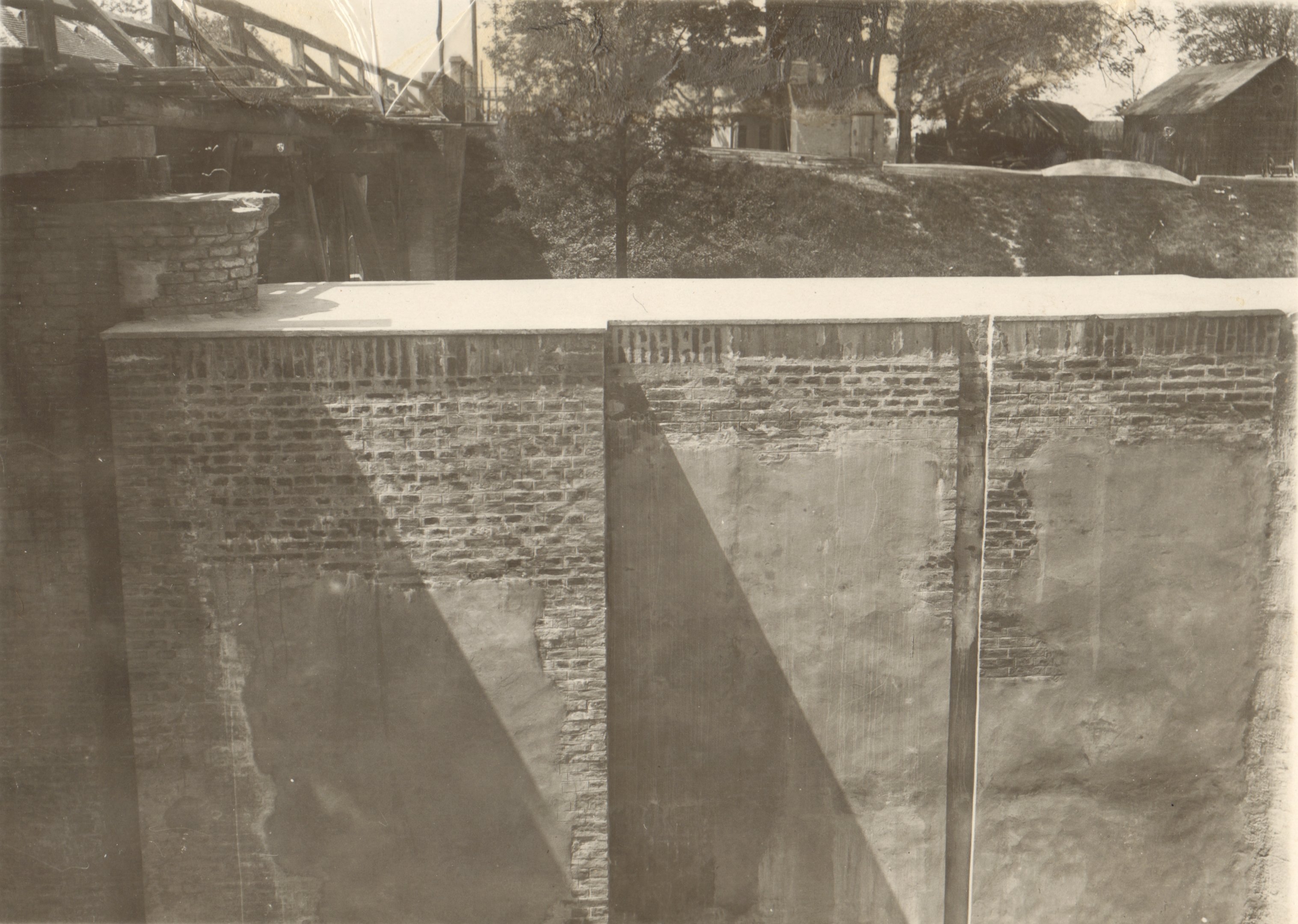 A hajózózsilip jobboldali falának javítása. Az alsó kapu alatti falrész javítás után, 1932. május 18. (Magyar Környezetvédelmi és Vízügyi Múzeum - Duna Múzeum CC BY-NC-SA)