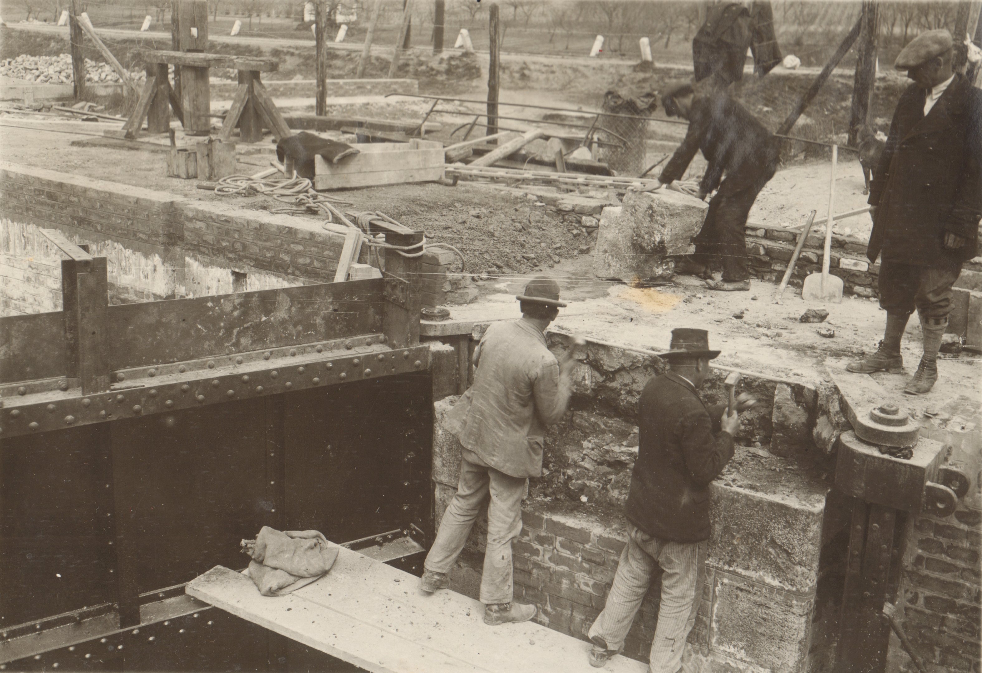 A hajózózsilip javítási munkája. A felső kapu melletti falrész javítás közben (A fal magasítása munkában), 1932. április 21. (Magyar Környezetvédelmi és Vízügyi Múzeum - Duna Múzeum CC BY-NC-SA)