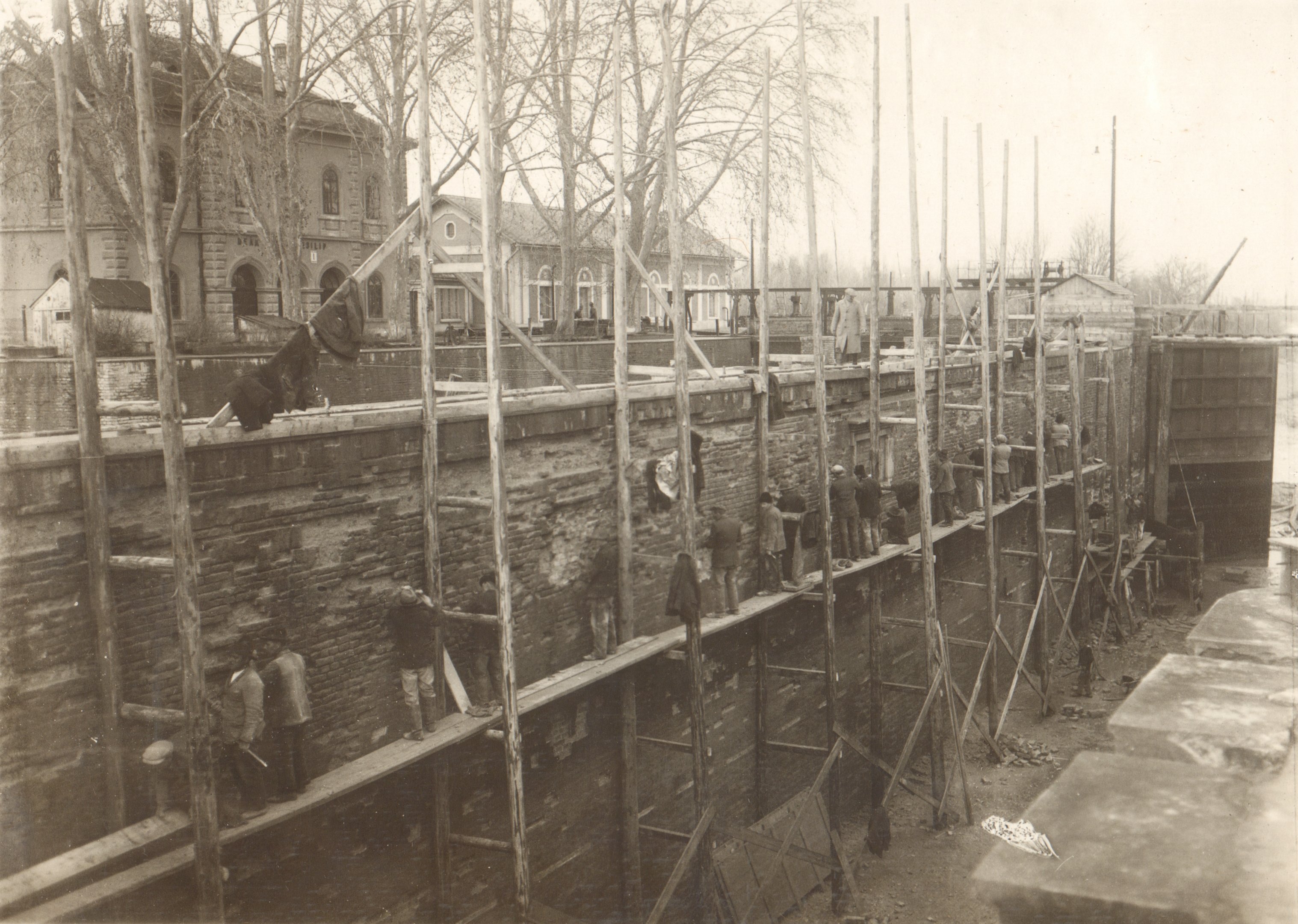 A hajózózsilip javítási munkája. A baloldali fal beteg részeinek levésése, 1932. április 1. (Magyar Környezetvédelmi és Vízügyi Múzeum - Duna Múzeum CC BY-NC-SA)