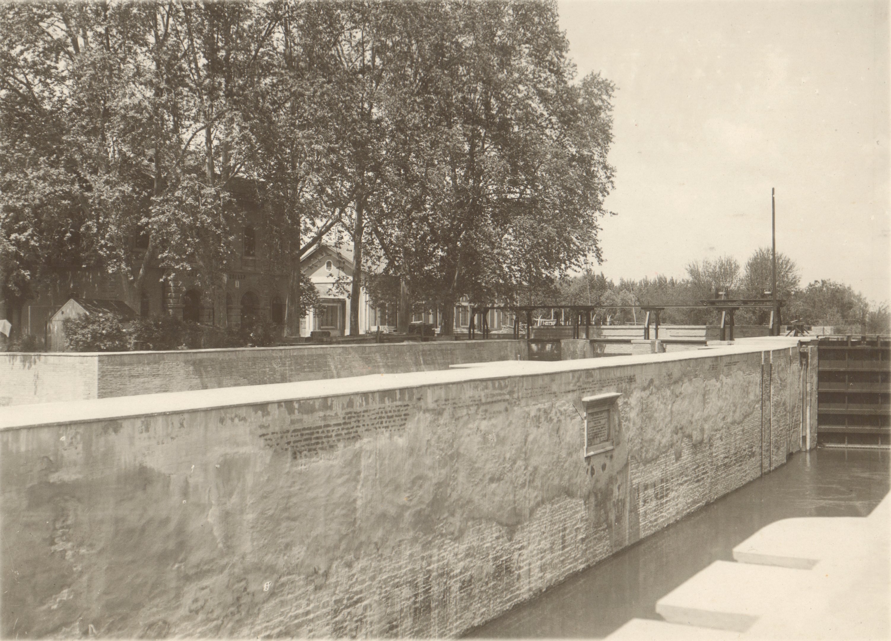 A hajózózsilip javítási munkája. A baloldali fal javítás után, 1932. május 18. (Magyar Környezetvédelmi és Vízügyi Múzeum - Duna Múzeum CC BY-NC-SA)