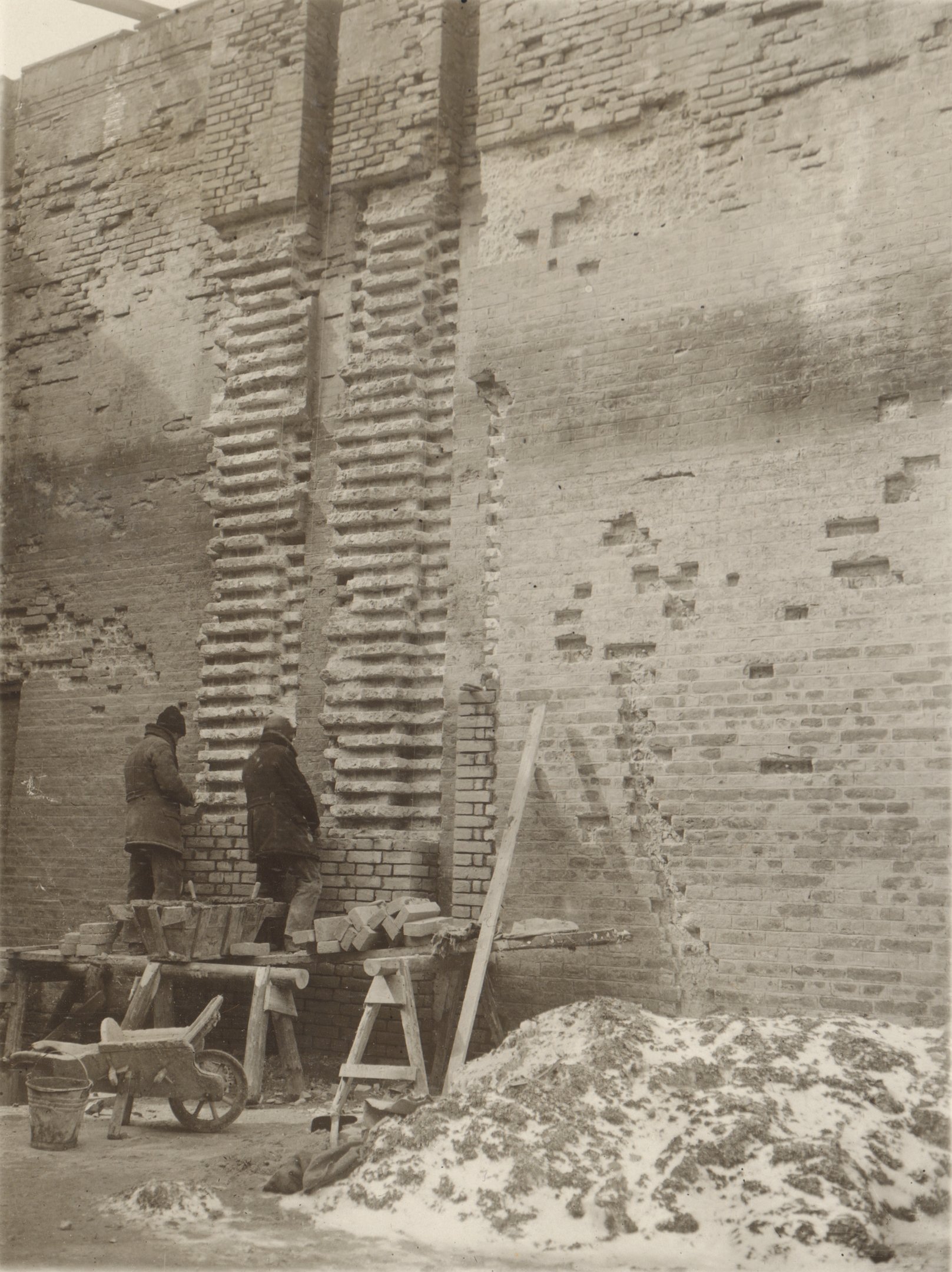 Részlet a hajózózsilip javításából. Jobboldali falrész levésés utáni újbóli felfalazása, 1932. március 24. (Magyar Környezetvédelmi és Vízügyi Múzeum - Duna Múzeum CC BY-NC-SA)