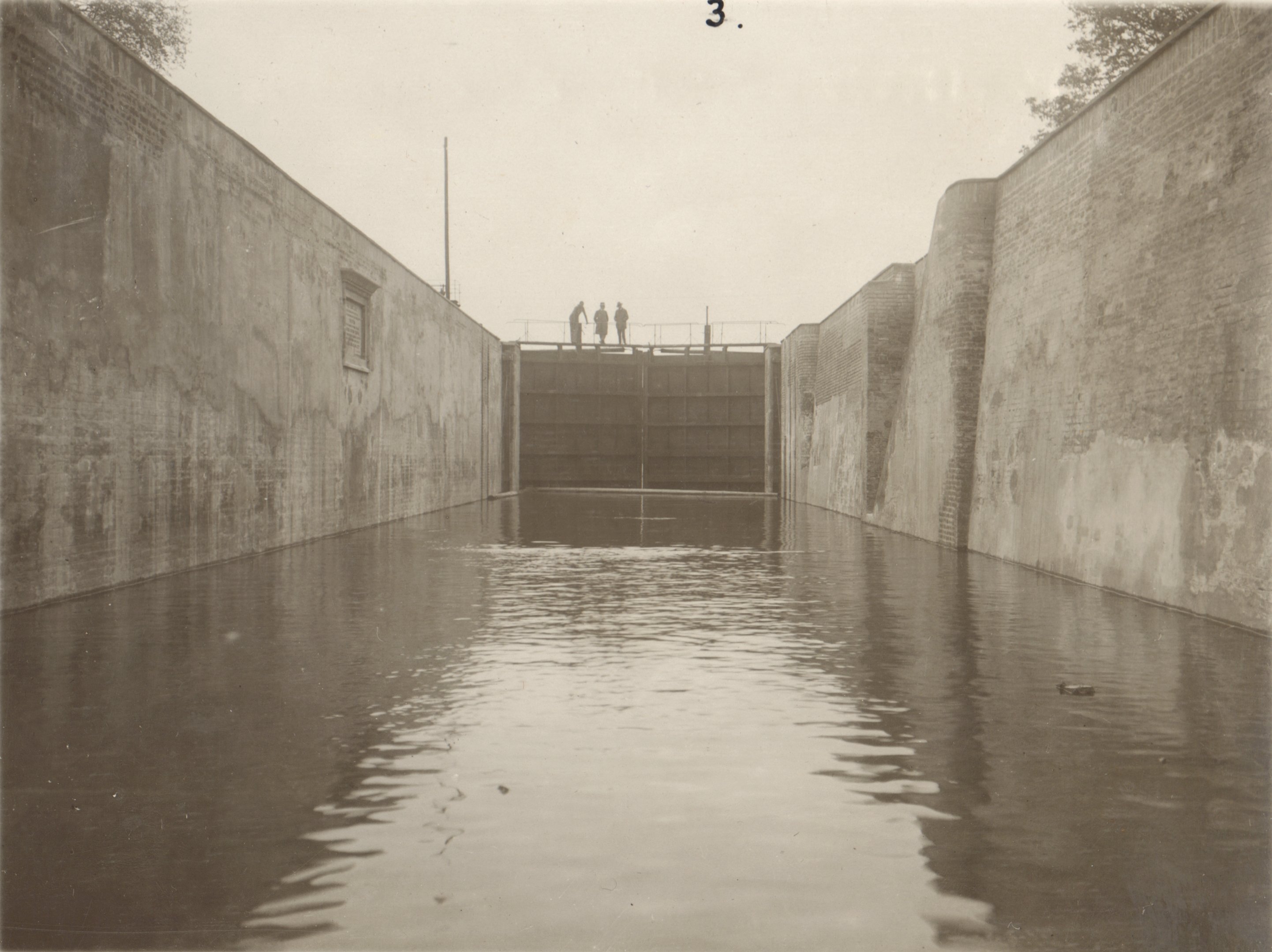 A hajózókamra képe. A kamra javítás után ismét víz alatt, 1932. május 9. (Magyar Környezetvédelmi és Vízügyi Múzeum - Duna Múzeum CC BY-NC-SA)