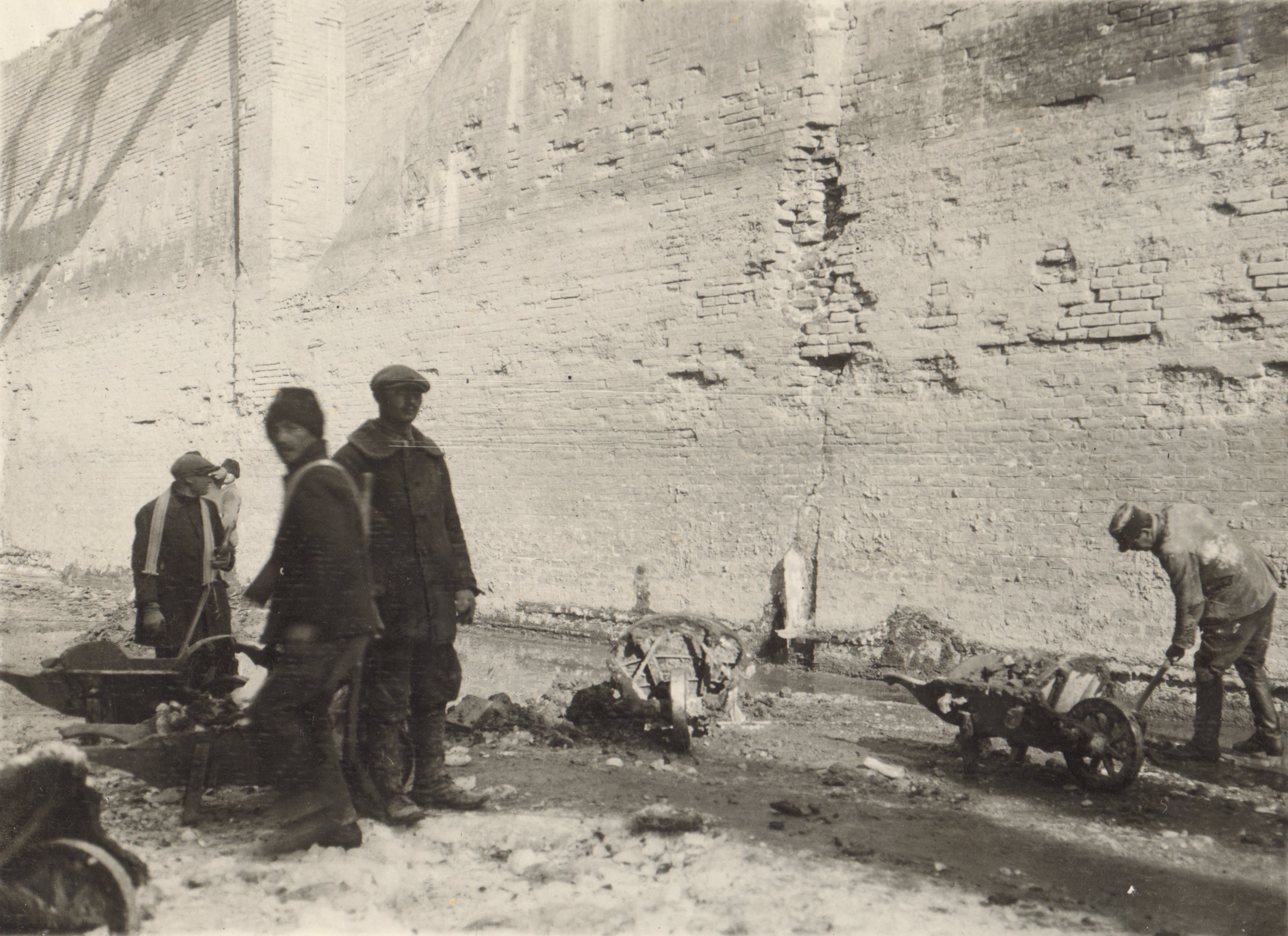 A hajózókamra képe. Baloldali falrész javítás előtt, 1932. február 17. (Magyar Környezetvédelmi és Vízügyi Múzeum - Duna Múzeum CC BY-NC-SA)