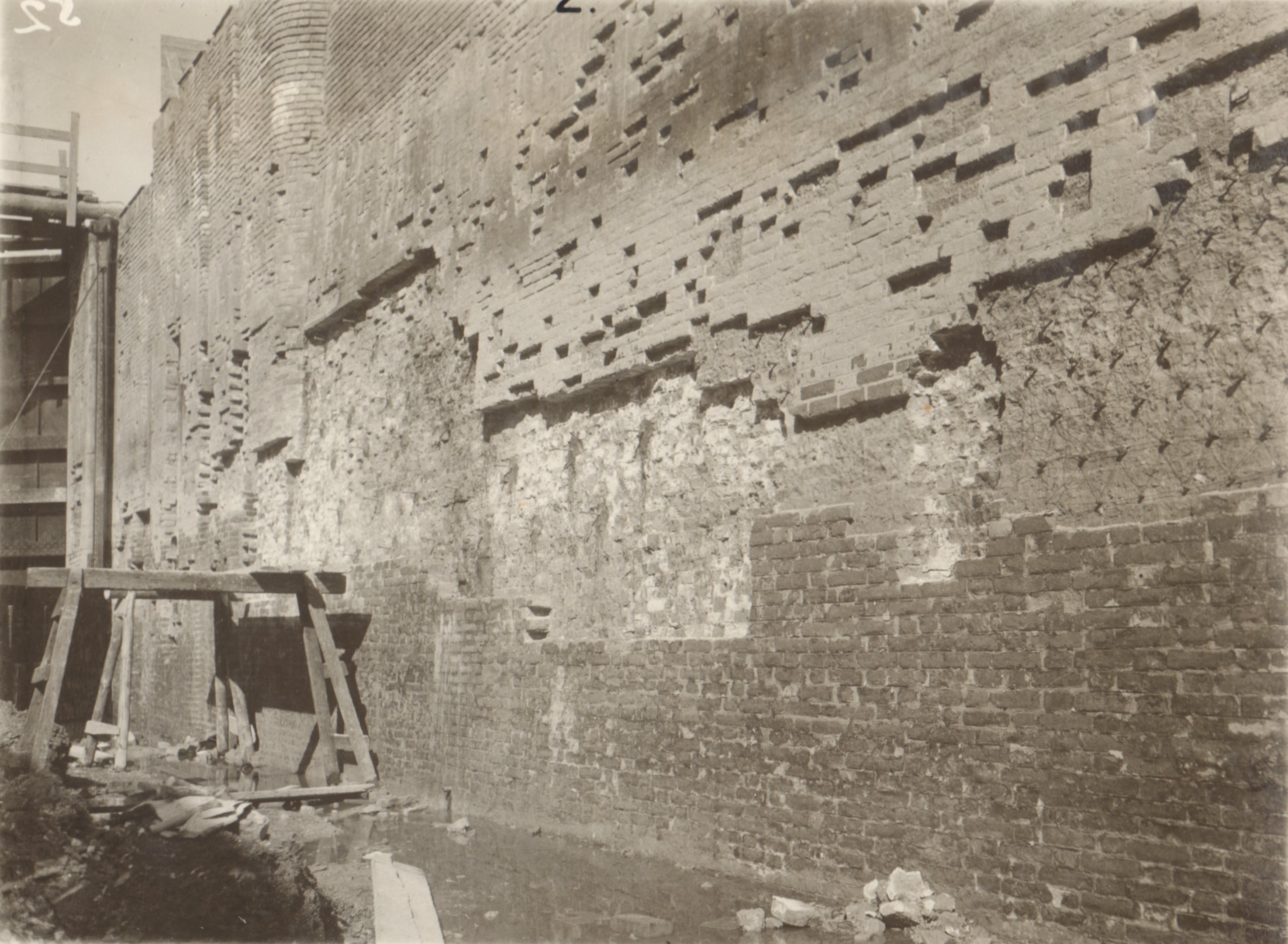 A hajózókamra képe. Baloldali falrész levésve és behálózva, 1932. március 31. (Magyar Környezetvédelmi és Vízügyi Múzeum - Duna Múzeum CC BY-NC-SA)