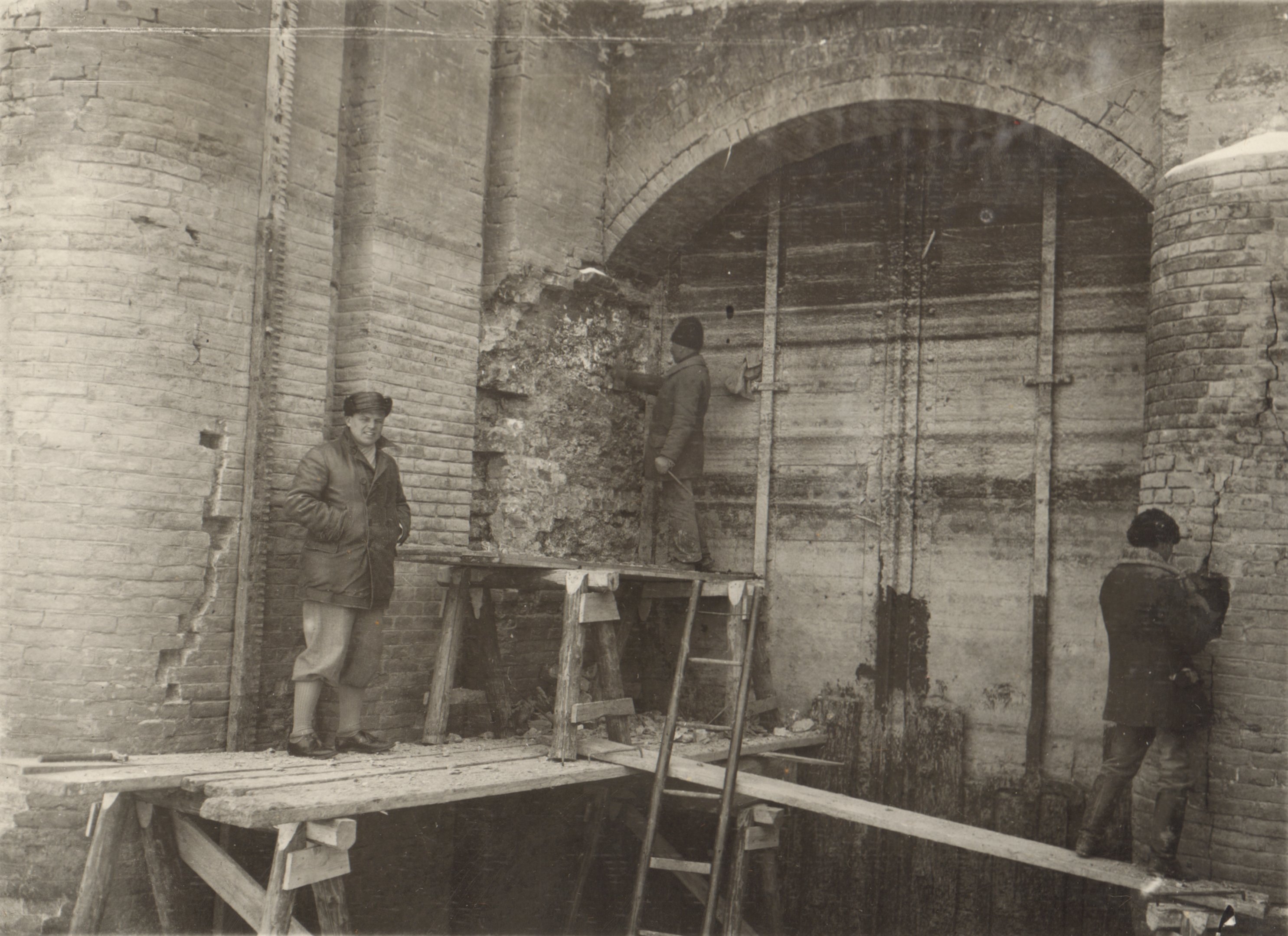 A tápzsilip pilléreinek javítása. A beteg falrészek levésése, 1932. február 17. (Magyar Környezetvédelmi és Vízügyi Múzeum - Duna Múzeum CC BY-NC-SA)