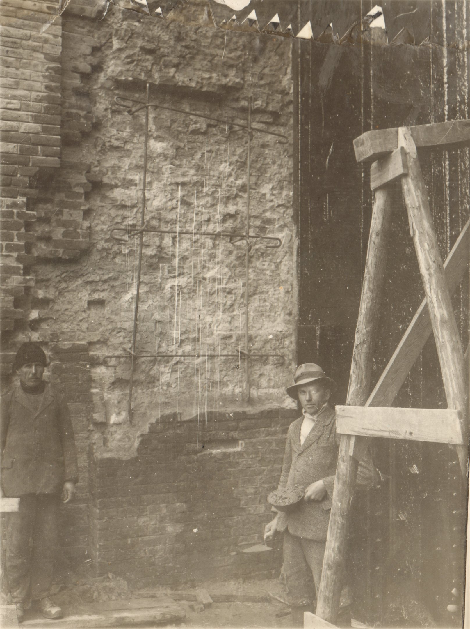A tápzsilip pilléreinek javítása. A levésett és a vasbetonszerű javítás alá armirozott felület, 1932. március 20. (Magyar Környezetvédelmi és Vízügyi Múzeum - Duna Múzeum CC BY-NC-SA)