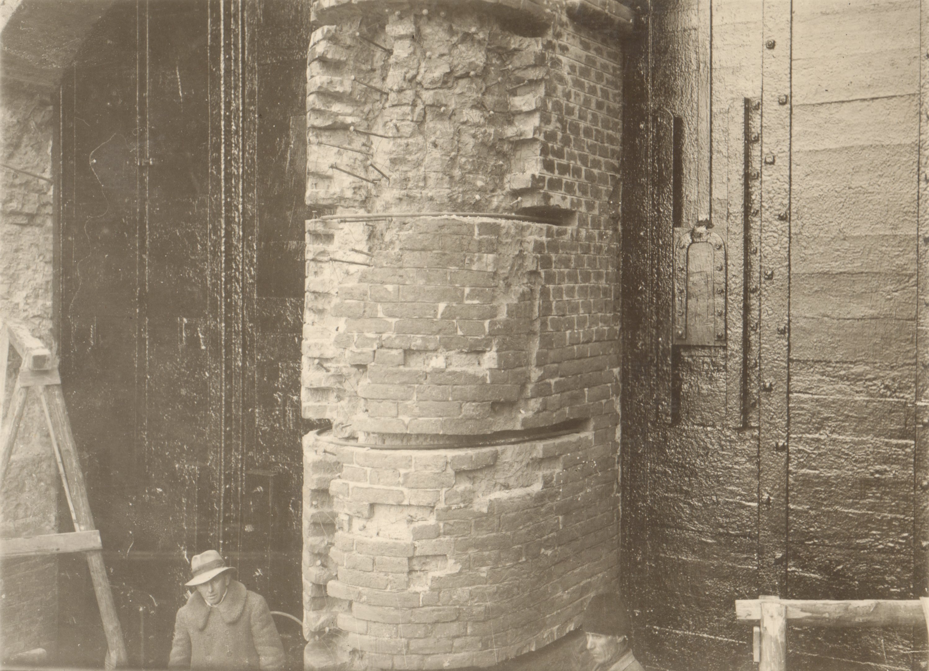 A tápzsilip pilléreinek javítása. Levésett és armirozott pillér, 1932. március 20. (Magyar Környezetvédelmi és Vízügyi Múzeum - Duna Múzeum CC BY-NC-SA)