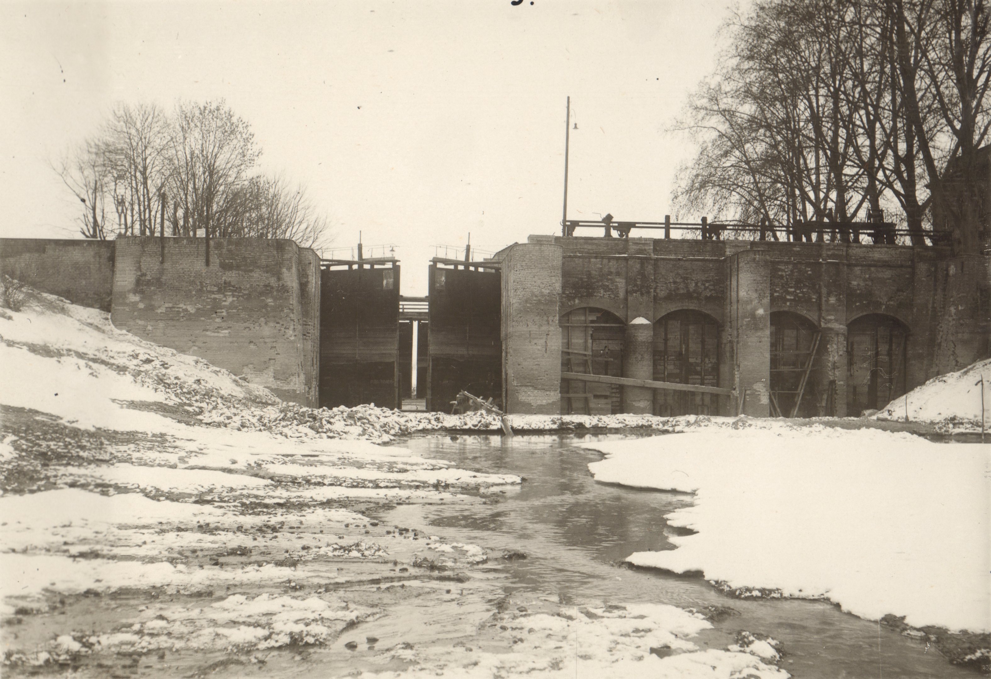 A zsilip felülről nézve. Javítás alatt szárazban, 1932. március 3. (Magyar Környezetvédelmi és Vízügyi Múzeum - Duna Múzeum CC BY-NC-SA)
