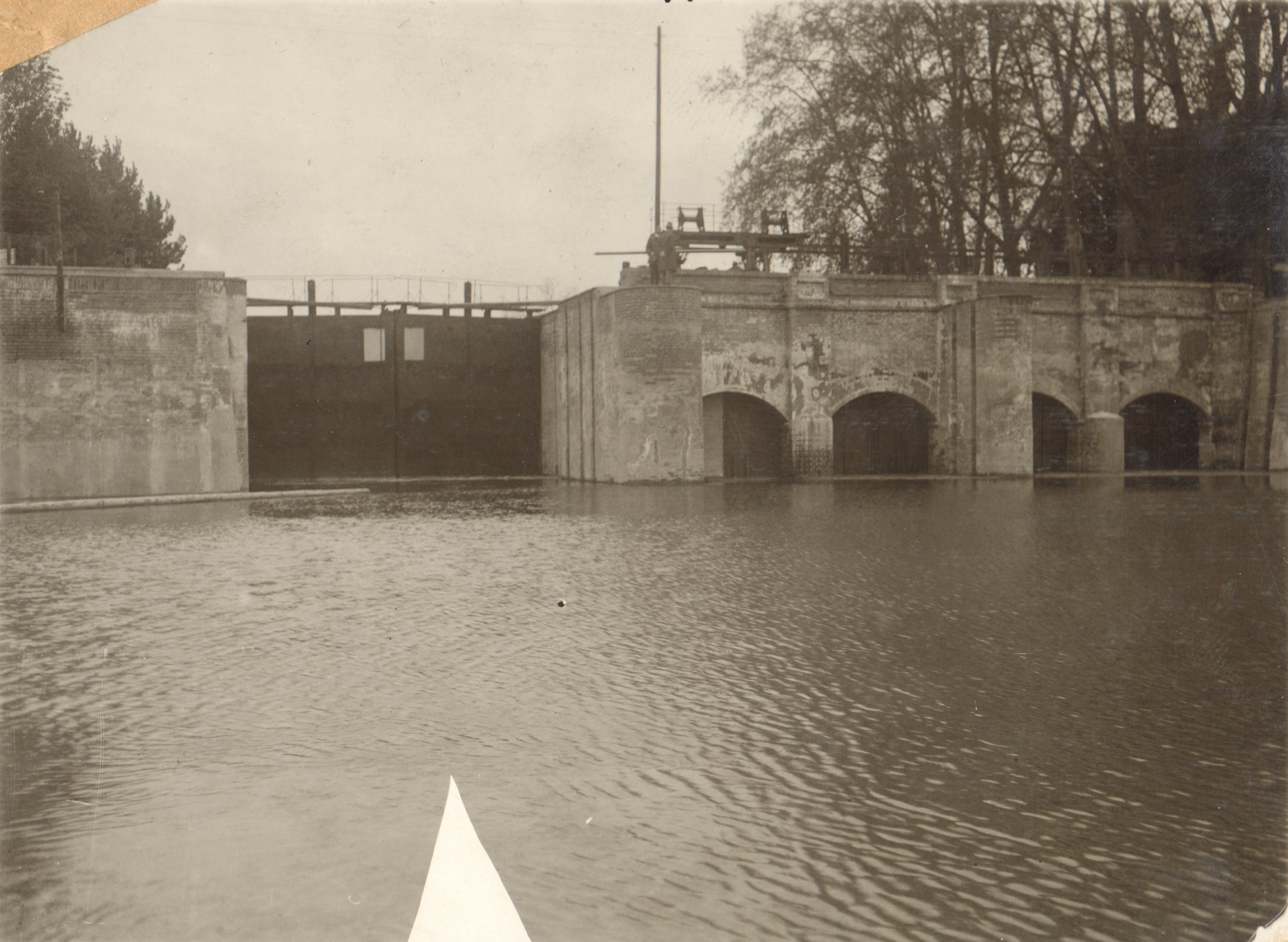 A zsilip felülről nézve. Javítás után ismét víz alatt, 1932. május 18. (Magyar Környezetvédelmi és Vízügyi Múzeum - Duna Múzeum CC BY-NC-SA)