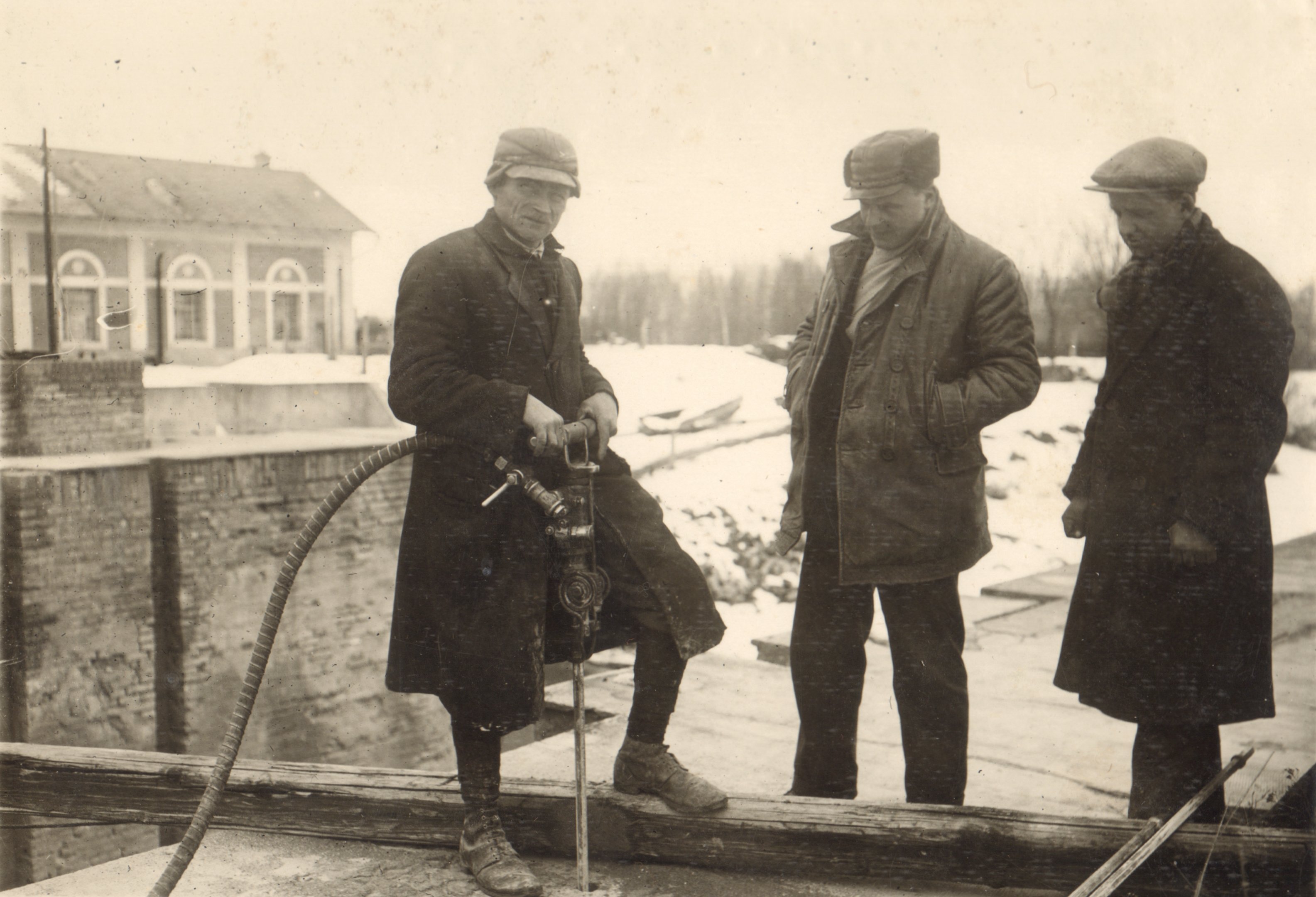 Részlet a munkából. Pneumatikus fúró munkában, 1932. február 23. (Magyar Környezetvédelmi és Vízügyi Múzeum - Duna Múzeum CC BY-NC-SA)