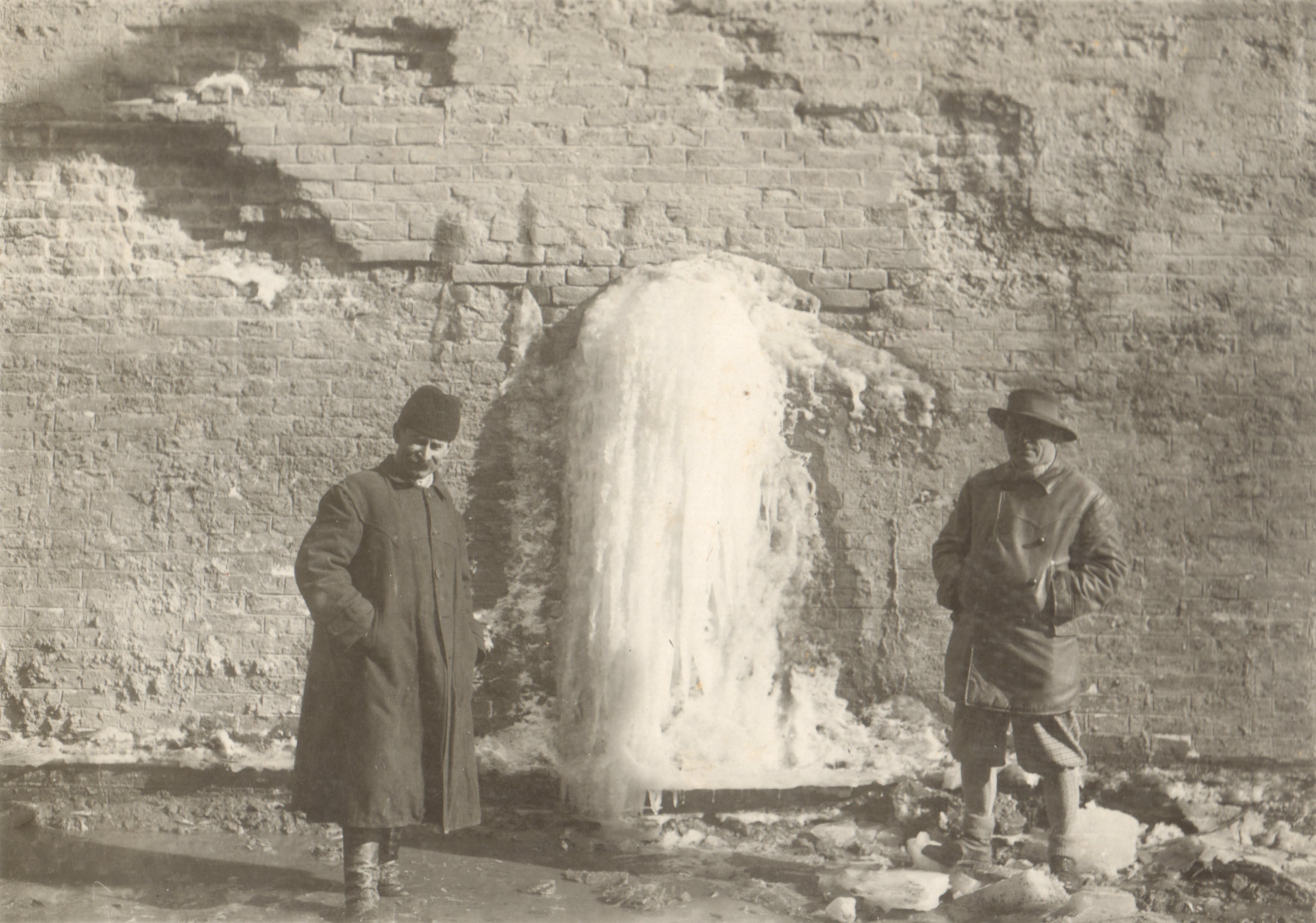 Részlet a munkából. A hajózózsilip baloldali falán átszivárgó víz jégcsappá fagyva, 1932. február 16. (Magyar Környezetvédelmi és Vízügyi Múzeum - Duna Múzeum CC BY-NC-SA)