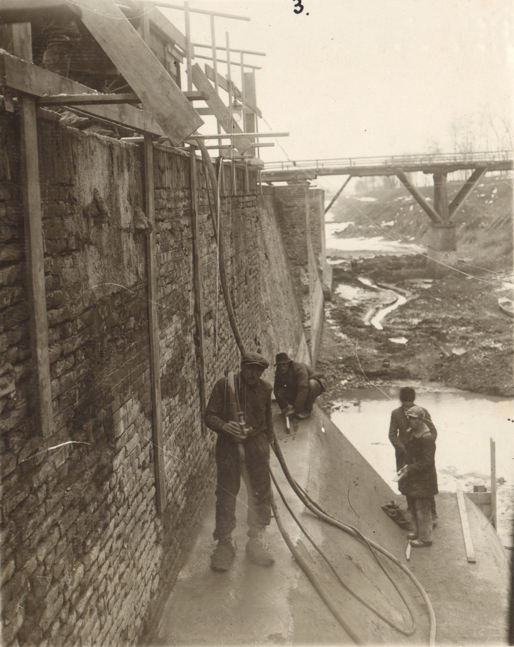 Részlet a munkából. Az új vasbeton gyámfal tetejének günnel való bepucolása, 1932. március 22. (Magyar Környezetvédelmi és Vízügyi Múzeum - Duna Múzeum CC BY-NC-SA)