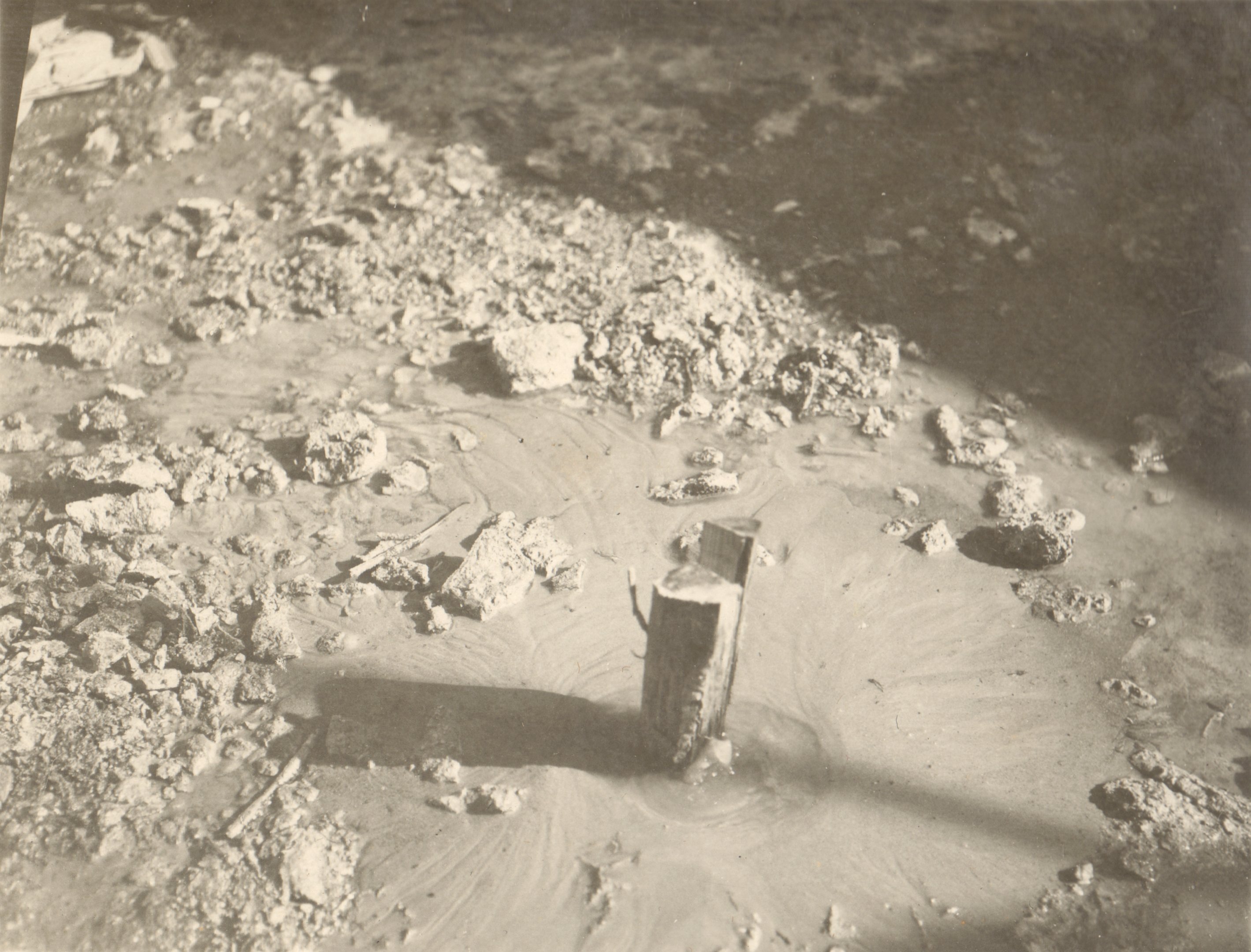Részlet a munkából. A beton fenékbe fúrt lyukon feltörő iszap (A feltörés fadugóval elfojtva), 1932. február 26. (Magyar Környezetvédelmi és Vízügyi Múzeum - Duna Múzeum CC BY-NC-SA)