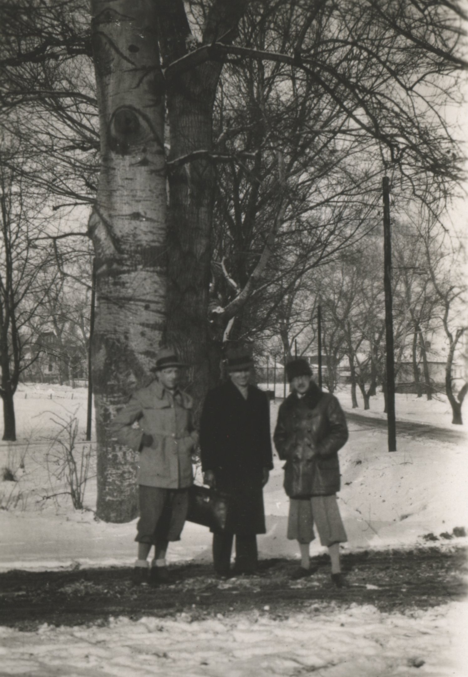 Sabathiel Jóska, Schlegl Oszkár és Schmitz. Keszthely, 1937. január (Magyar Környezetvédelmi és Vízügyi Múzeum - Duna Múzeum CC BY-NC-SA)