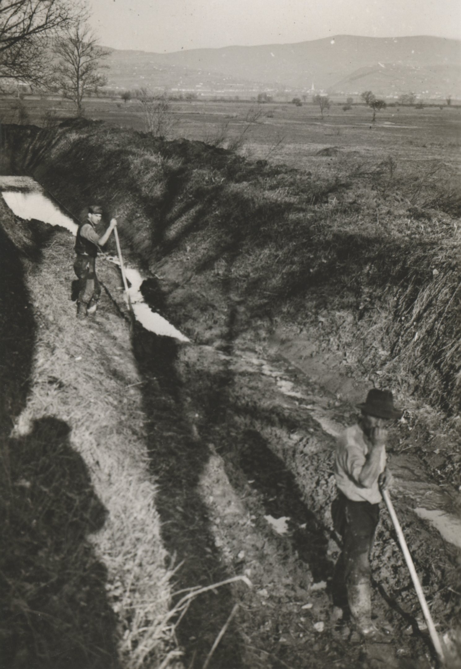 A vasút alatti szakasz munkában. A Pellérd-keszüi (Gyódi) árok tisztogatása a halastavak előtt, 1937. november (Magyar Környezetvédelmi és Vízügyi Múzeum - Duna Múzeum CC BY-NC-SA)
