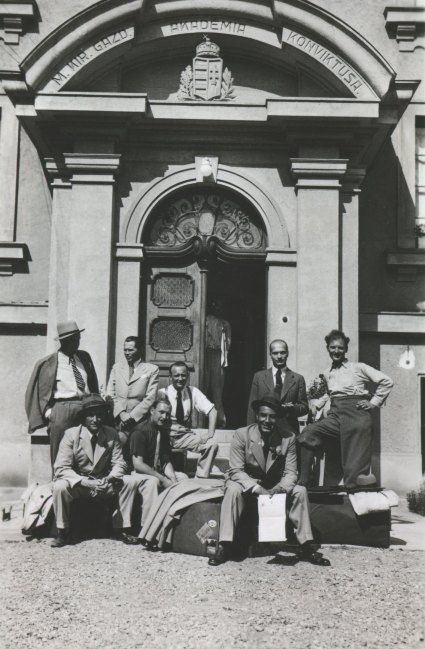 Elszállításra készen a konviktus kapujában. Magyaróvár, 1938. július (Magyar Környezetvédelmi és Vízügyi Múzeum - Duna Múzeum CC BY-NC-SA)