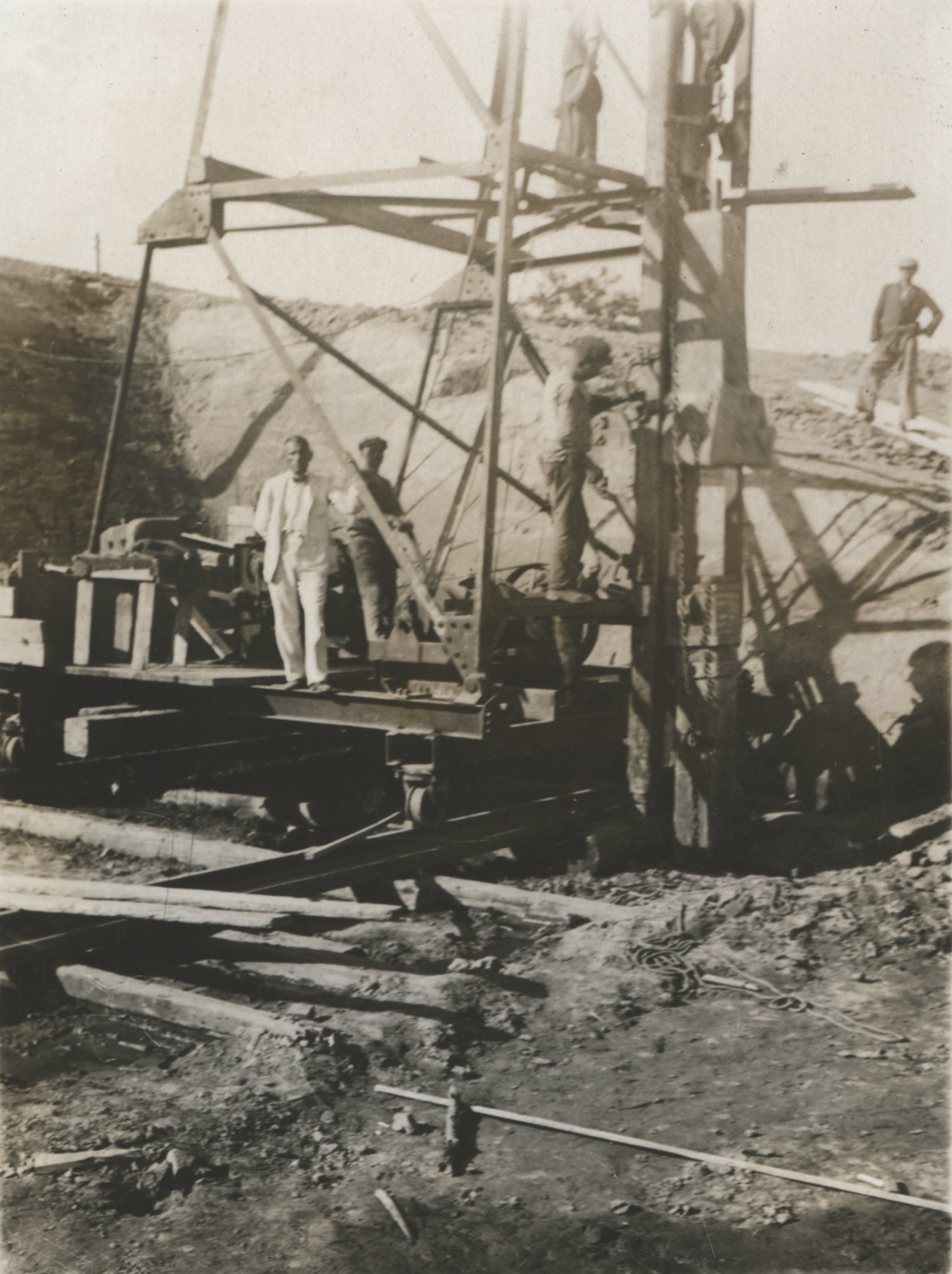 Ebbs-Radinger cölöpverő munka közben. A gép mellett Wolf munkavezető áll, 1934. május 31. (Magyar Környezetvédelmi és Vízügyi Múzeum - Duna Múzeum CC BY-NC-SA)