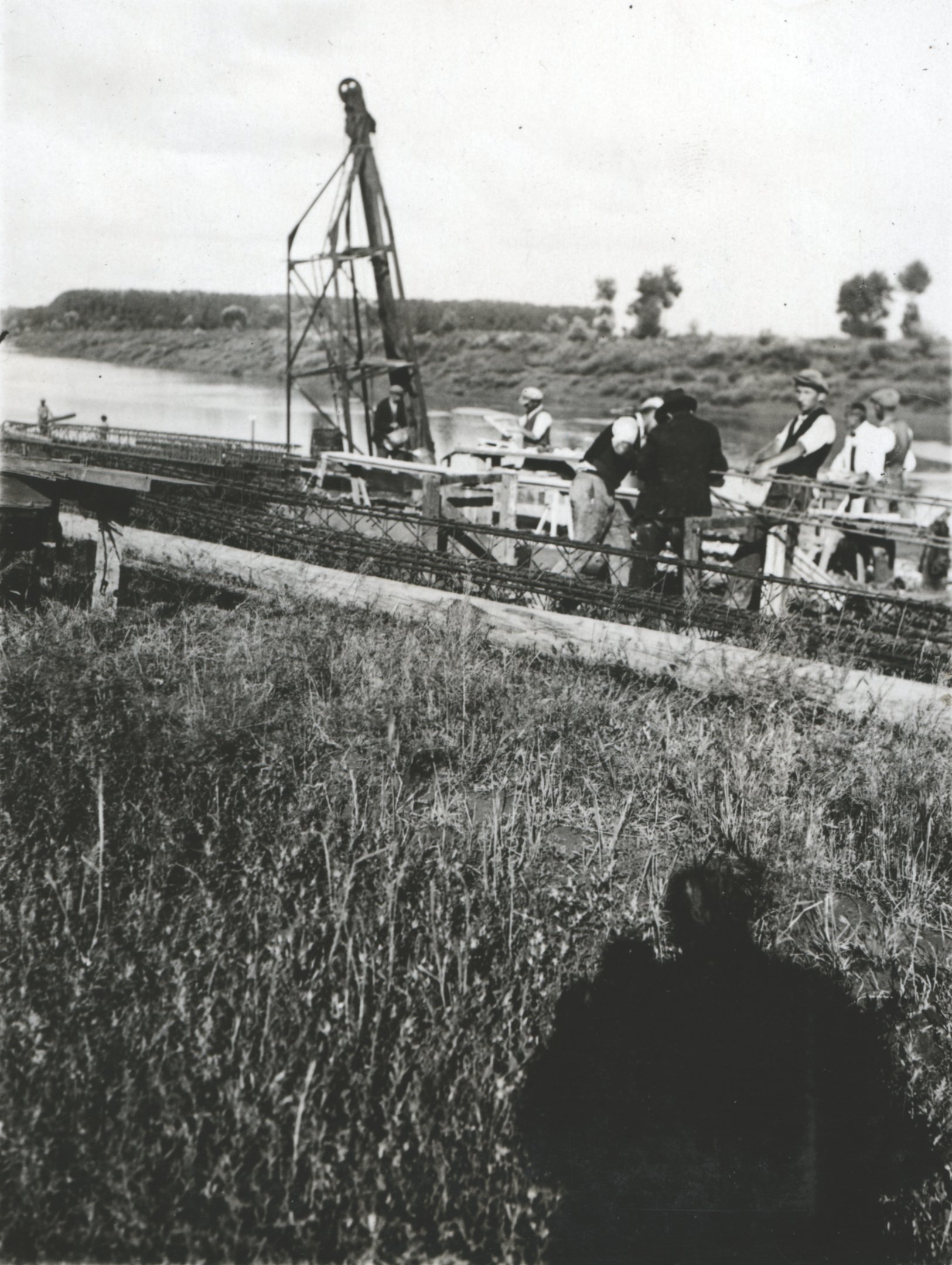 Előtérben egy vasbeton-cölöp összeszerelt vasalása, mögötte a vasalás szerelése folyik, 1934. június 2. (Magyar Környezetvédelmi és Vízügyi Múzeum - Duna Múzeum CC BY-NC-SA)
