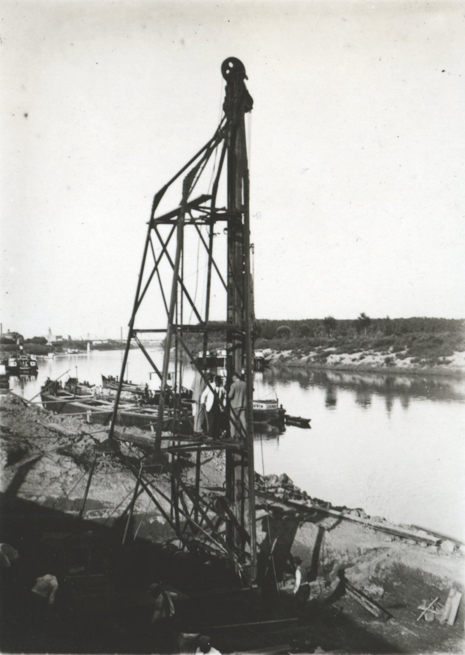Cölöpverő beállítása a Tisza felőli első cölöpsorra, 1934. június 2. (Magyar Környezetvédelmi és Vízügyi Múzeum - Duna Múzeum CC BY-NC-SA)