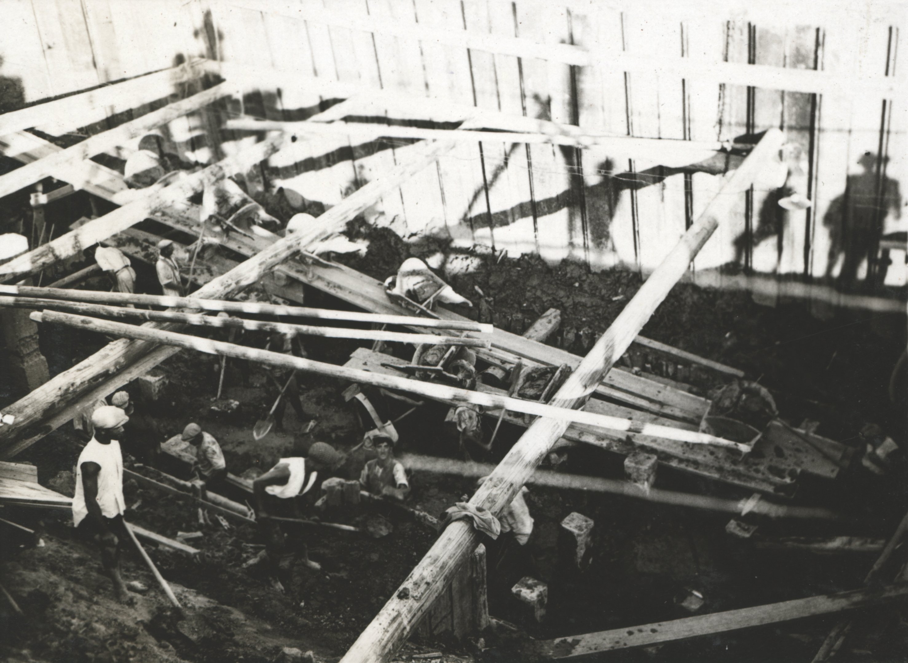 Földkiemelés a kidúcolt benyomódott Larsen-fal mögött a -1.30 m szintig. A cölöpfejek lassanként napvilágra kerülnek, 1934. augusztus 4. (Magyar Környezetvédelmi és Vízügyi Múzeum - Duna Múzeum CC BY-NC-SA)