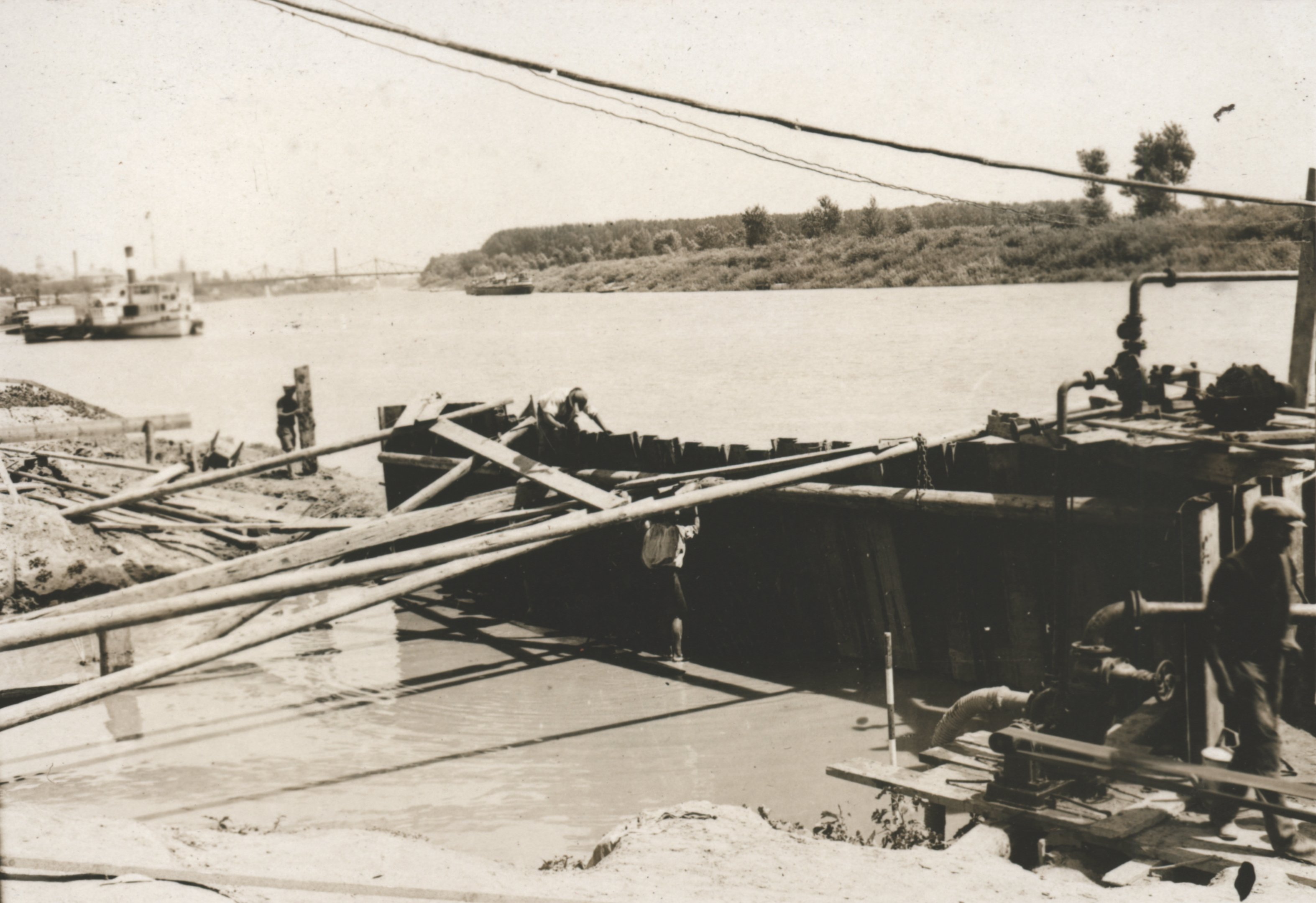 A kellő merevítés nélküli Larsen-fal középen benyomódott, a keletkező réseken át a víz betört a munkagödörbe, 1934. július 29. (Magyar Környezetvédelmi és Vízügyi Múzeum - Duna Múzeum CC BY-NC-SA)
