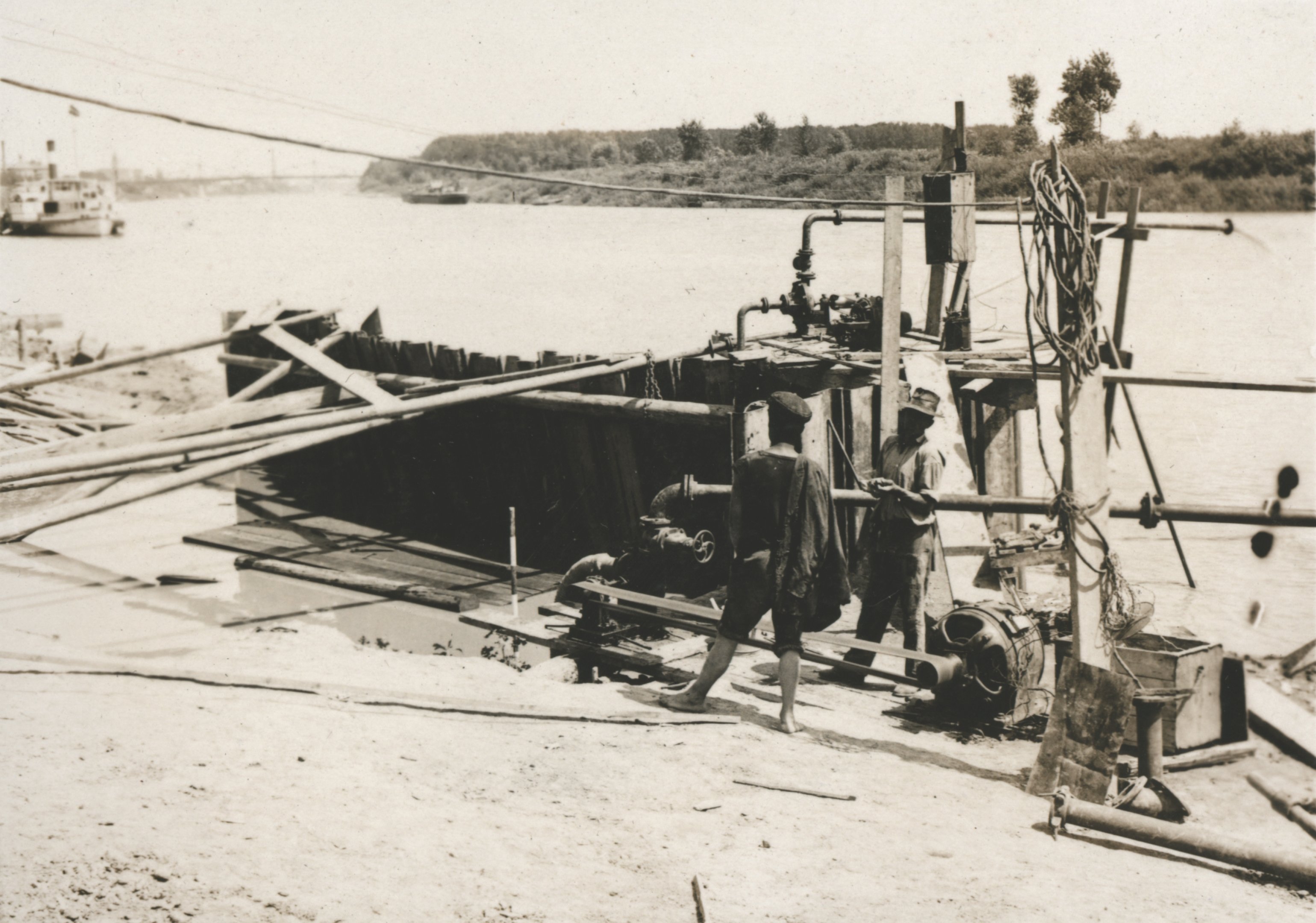 A víz- és földnyomás által benyomott dúcolatlan Larsen-vasszádfal az utólagos merevítésekkel, 1934. július 29. (Magyar Környezetvédelmi és Vízügyi Múzeum - Duna Múzeum CC BY-NC-SA)