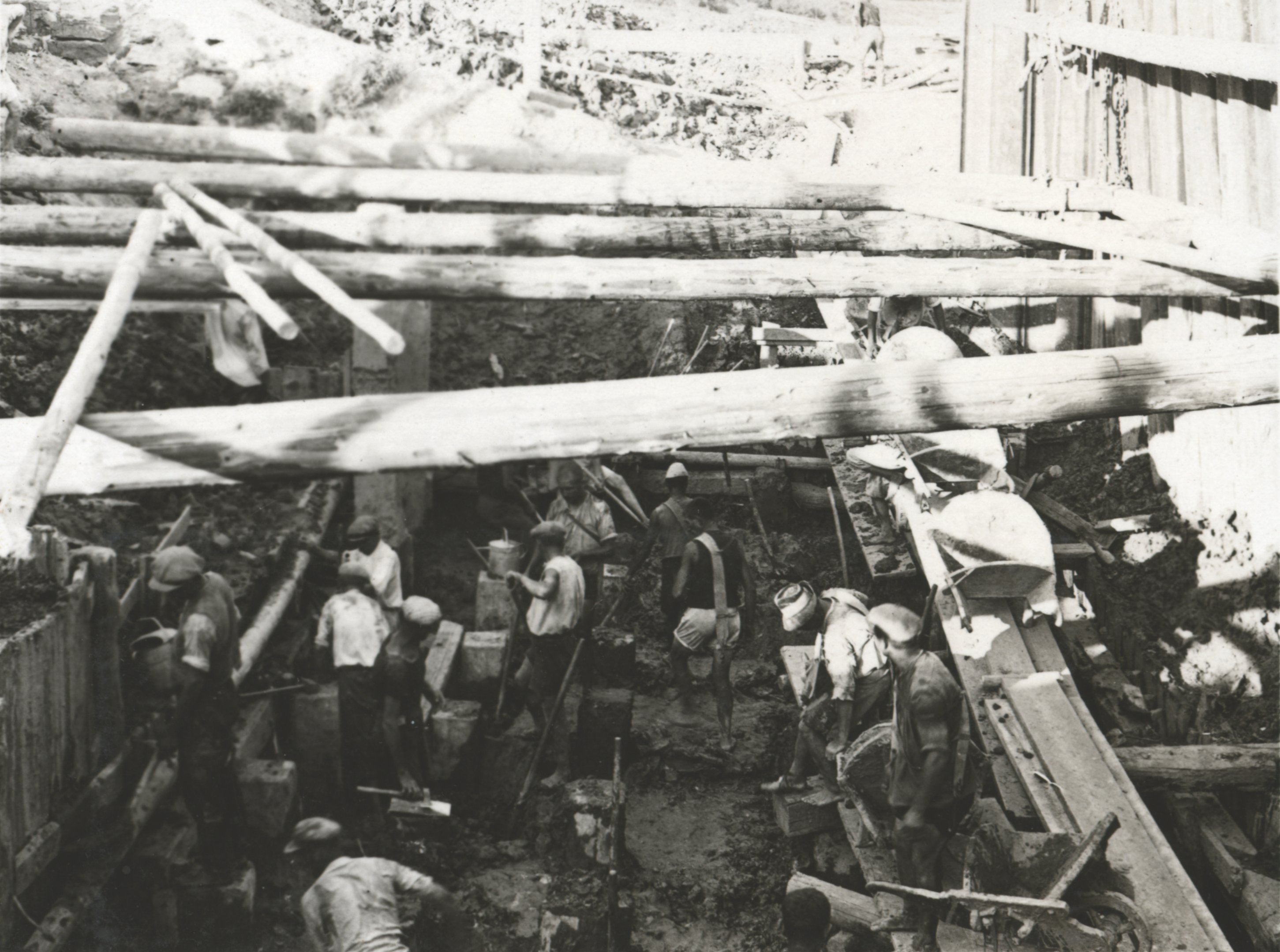 Földkiemelés a munkagödörben a kidúcolt Larsen-fal mögött a -1.30 m szintig, 1934. augusztus 14. (Magyar Környezetvédelmi és Vízügyi Múzeum - Duna Múzeum CC BY-NC-SA)
