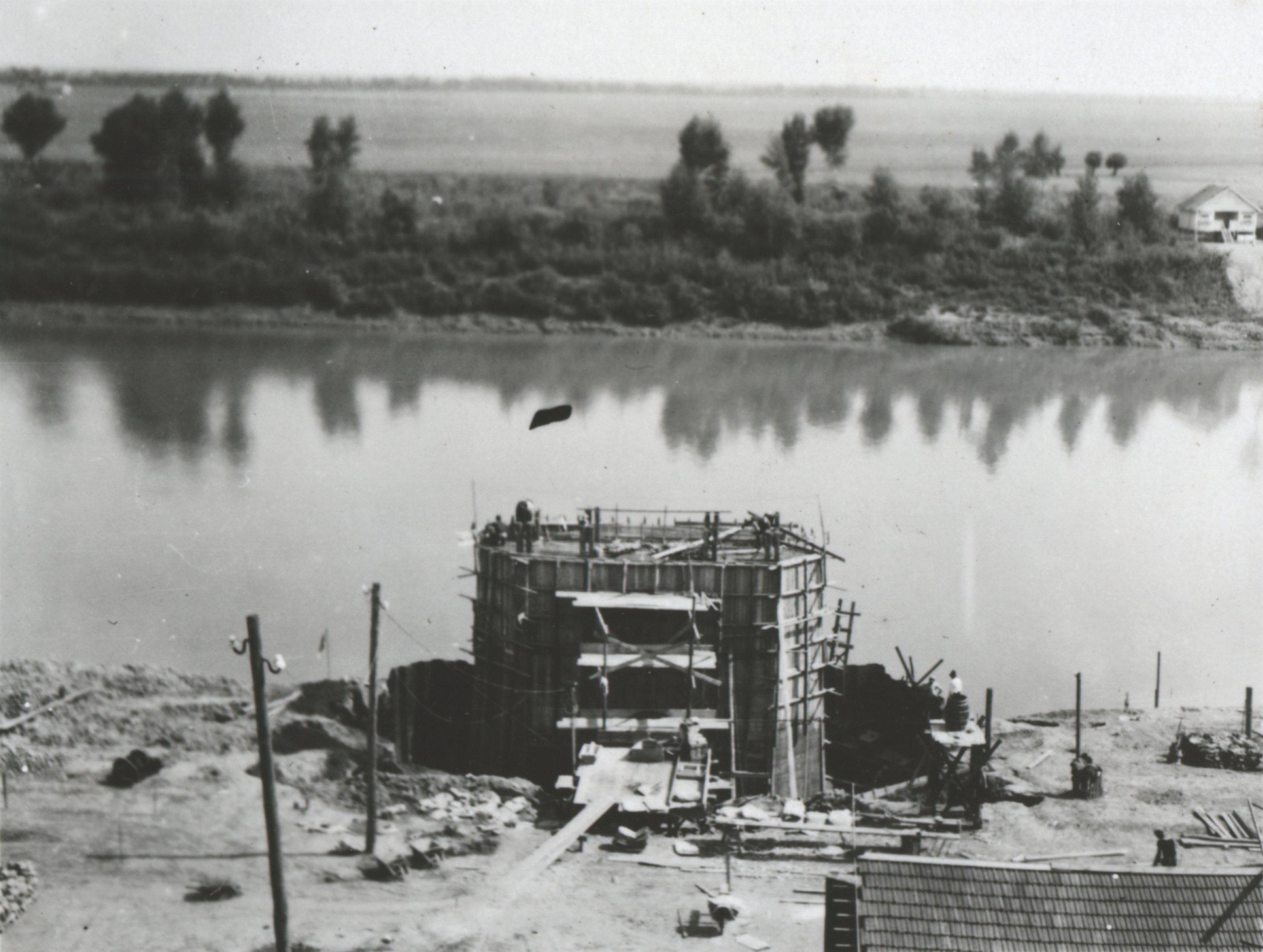 Pillér betonozása a felső övben. Mögötte a Larsen-fal látható, előtte pedig a betonkeverő, 1934. augusztus 15. (Magyar Környezetvédelmi és Vízügyi Múzeum - Duna Múzeum CC BY-NC-SA)
