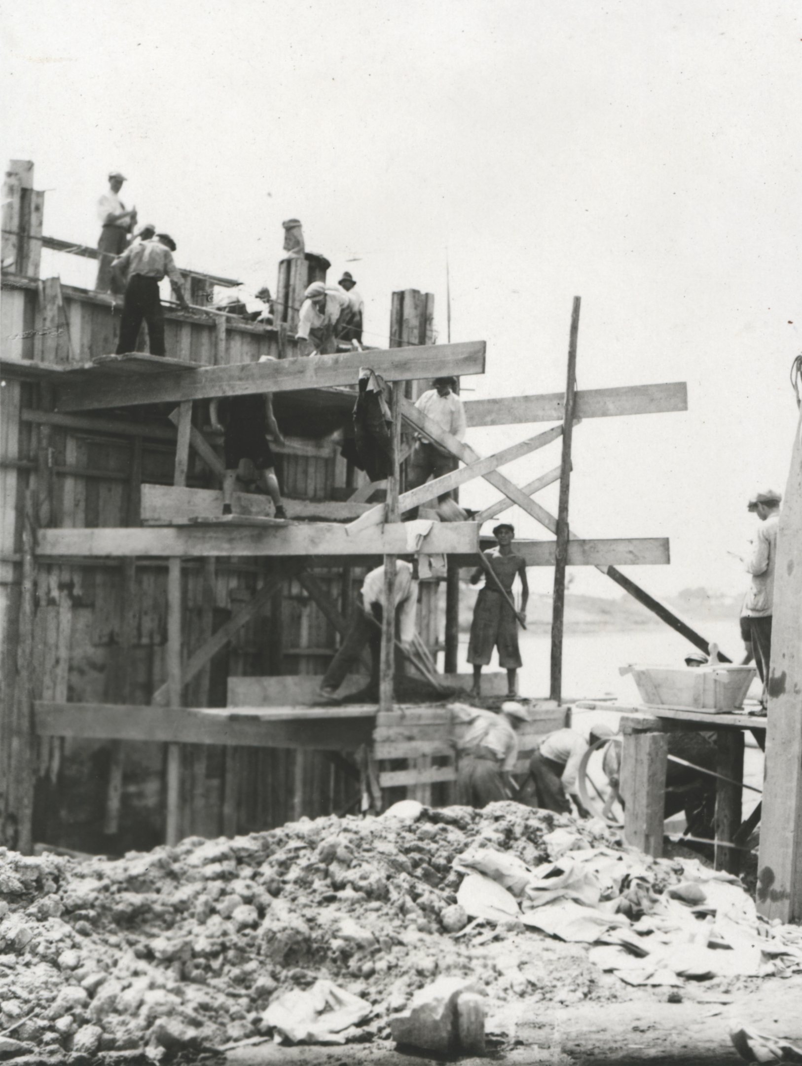 Pillér betonozása a felső övben. A betont emeletről emeletre dobják, 1934. augusztus 15. (Magyar Környezetvédelmi és Vízügyi Múzeum - Duna Múzeum CC BY-NC-SA)