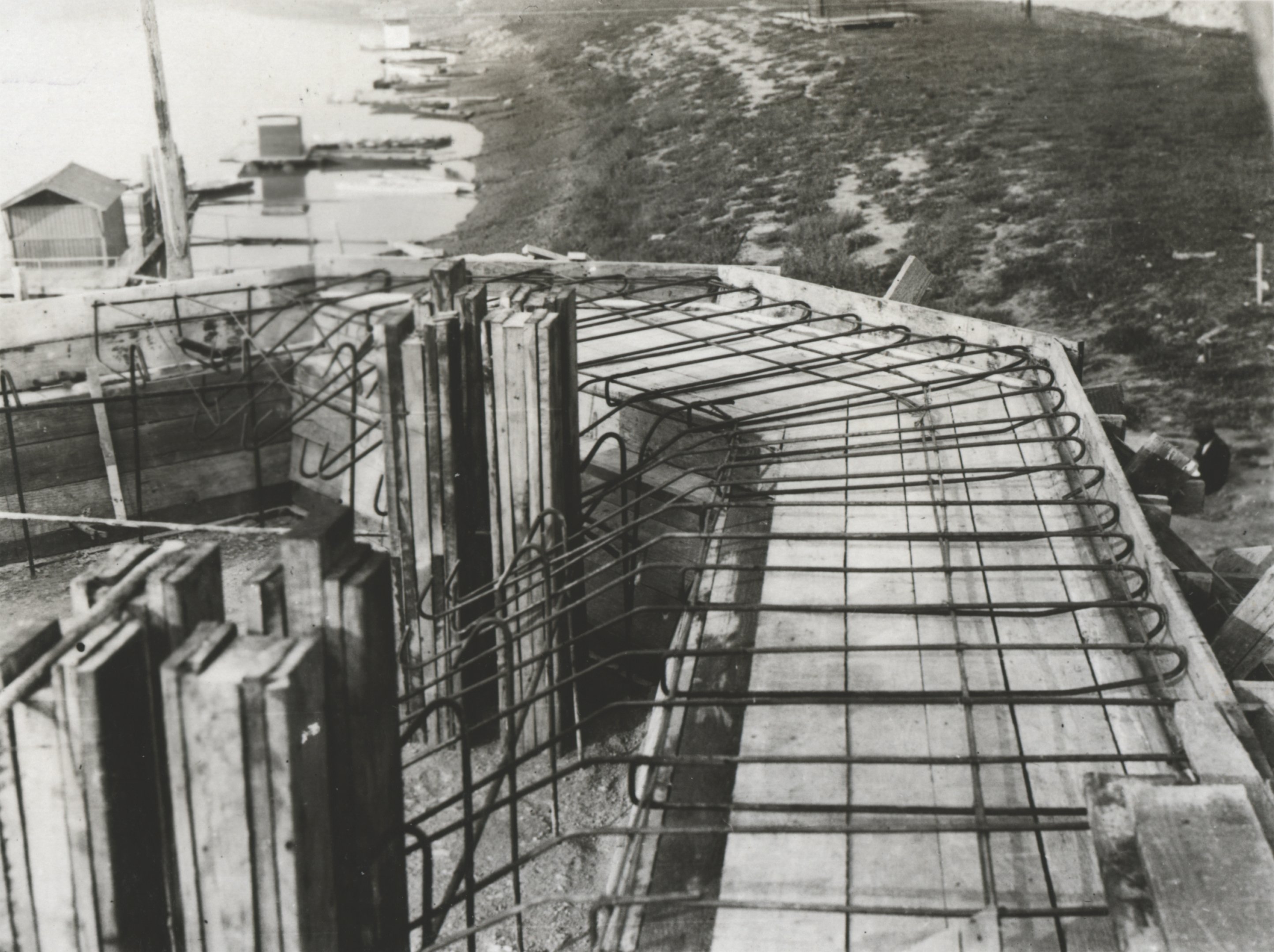 A pillér töltés felőli oldalán lévő konzol vasszerelése és zsaluzása, 1934. augusztus 16. (Magyar Környezetvédelmi és Vízügyi Múzeum - Duna Múzeum CC BY-NC-SA)