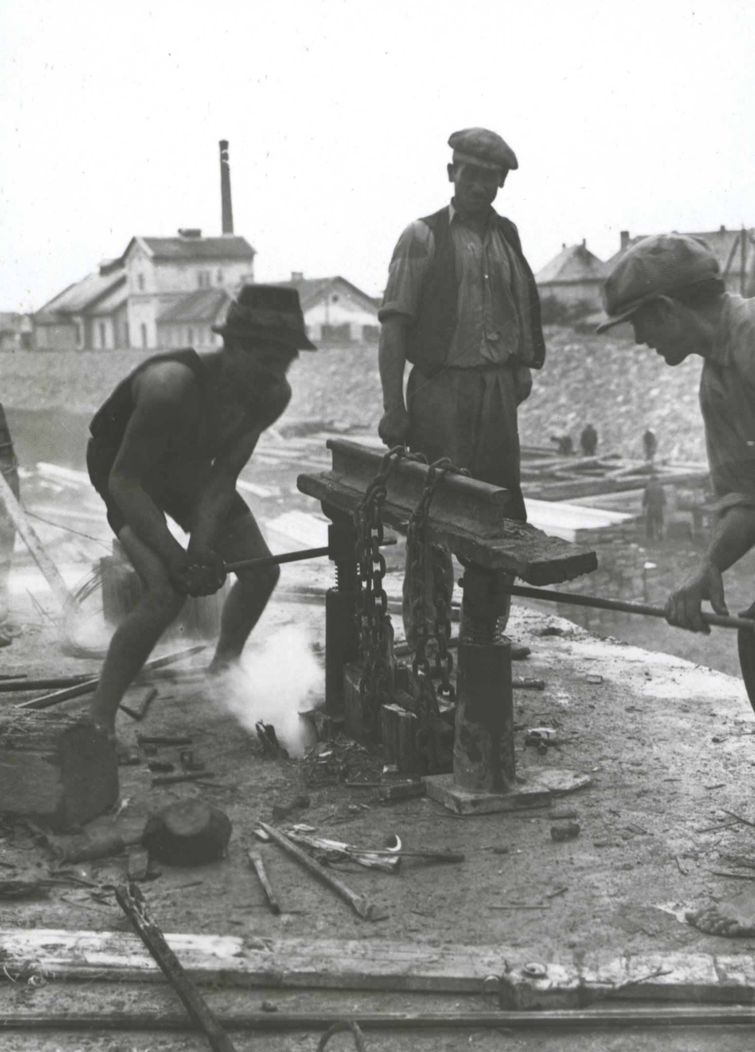 A horgonylyukakban bentszorult fadugók kiégetése és kihúzása amerikánerrel, 1934. augusztus 30. (Magyar Környezetvédelmi és Vízügyi Múzeum - Duna Múzeum CC BY-NC-SA)