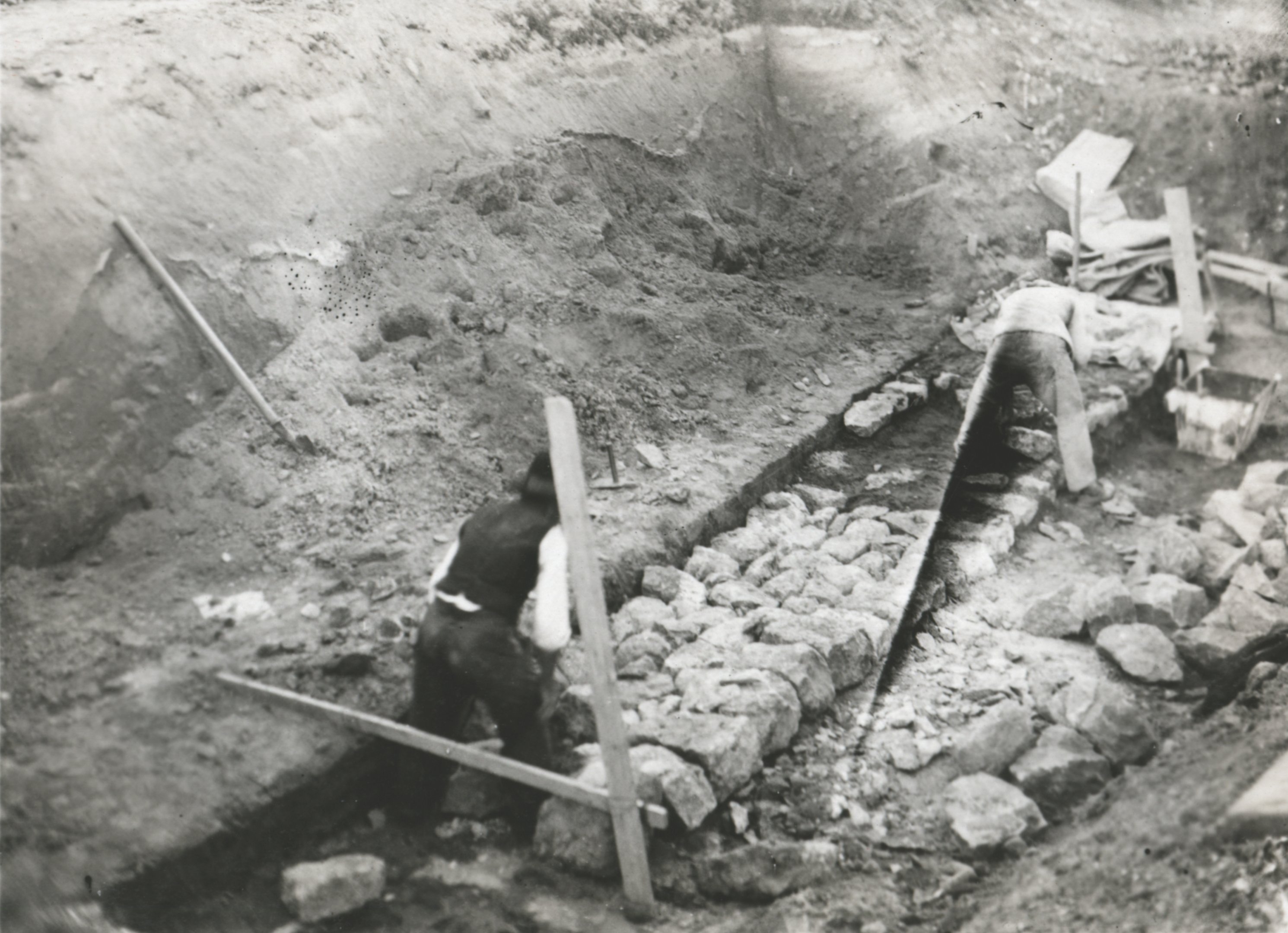 Kőrakat készítése a tömbalap rajztáblájának visszatöltött földre eső része alá. Keresztmetszete lépcsős fog, 1934. augusztus 5. (Magyar Környezetvédelmi és Vízügyi Múzeum - Duna Múzeum CC BY-NC-SA)