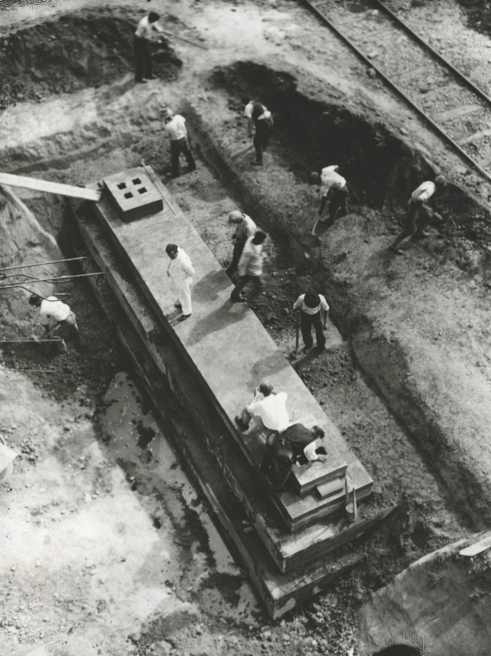 A kizsaluzott kész tömbalap felülről nézve. Körülötte a föld visszatöltése van folyamatban, 1934. augusztus 22. (Magyar Környezetvédelmi és Vízügyi Múzeum - Duna Múzeum CC BY-NC-SA)