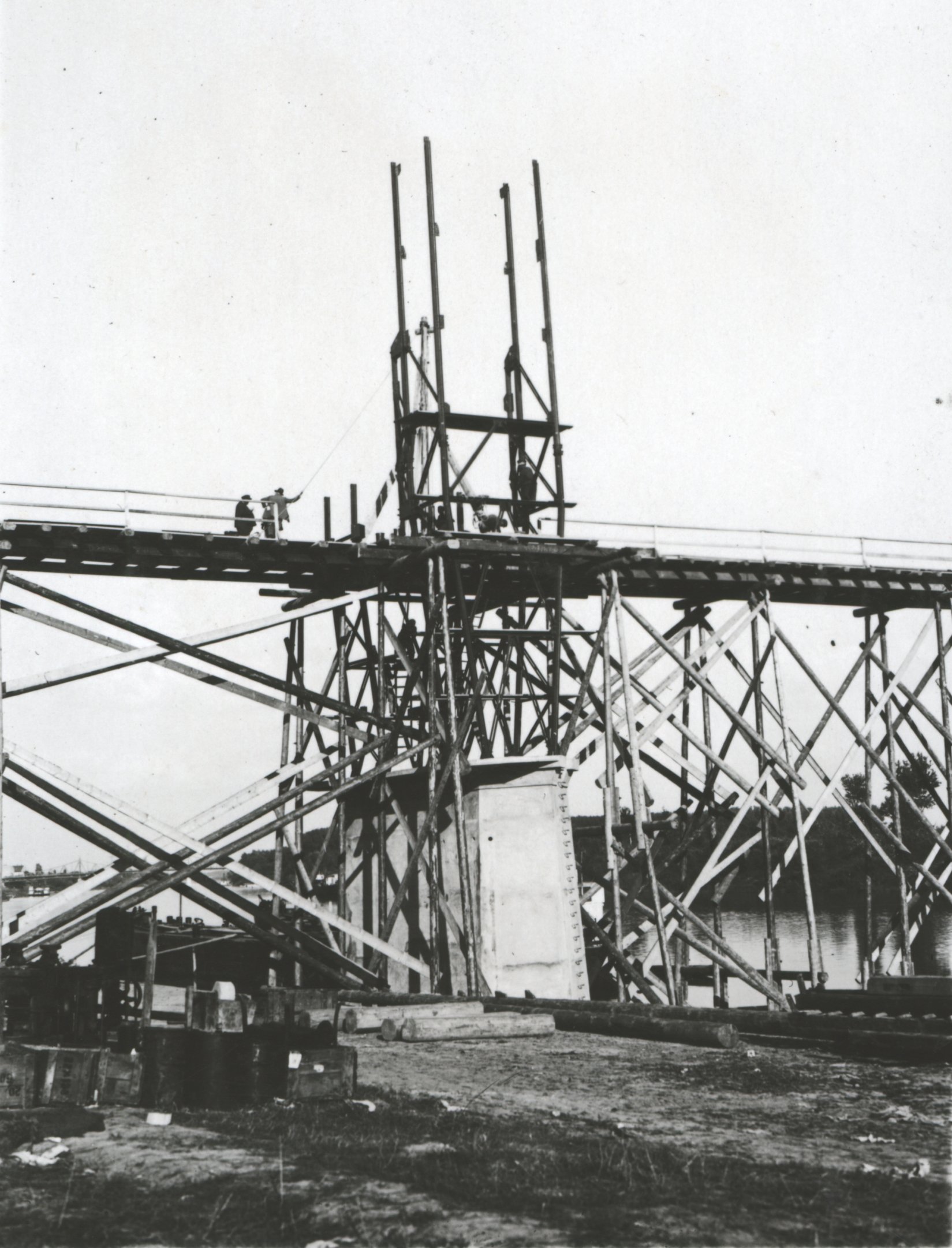 A mérleg-torony szerelése a pillér fölött, 1934. szeptember 14. (Magyar Környezetvédelmi és Vízügyi Múzeum - Duna Múzeum CC BY-NC-SA)