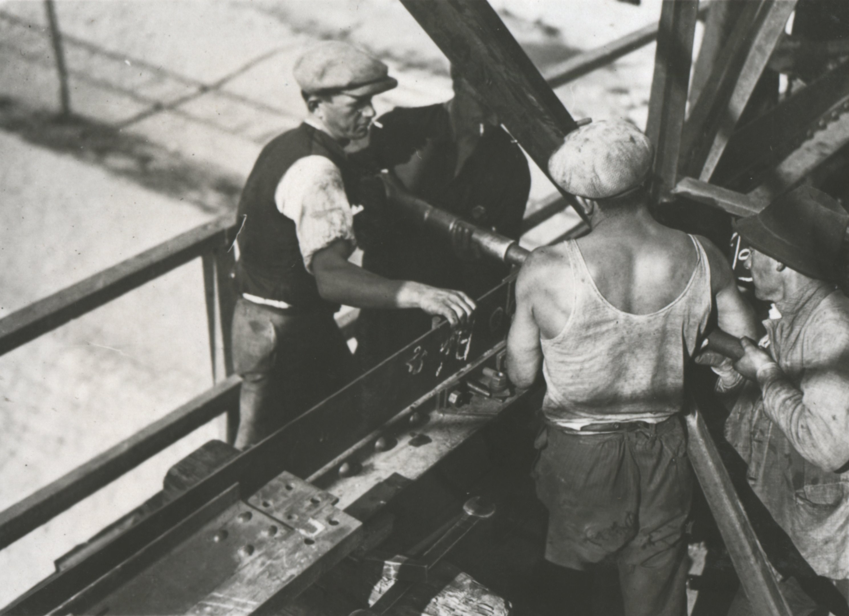 Szögecselés pneumatikus kalapáccsal, 1934. szeptember 28. (Magyar Környezetvédelmi és Vízügyi Múzeum - Duna Múzeum CC BY-NC-SA)