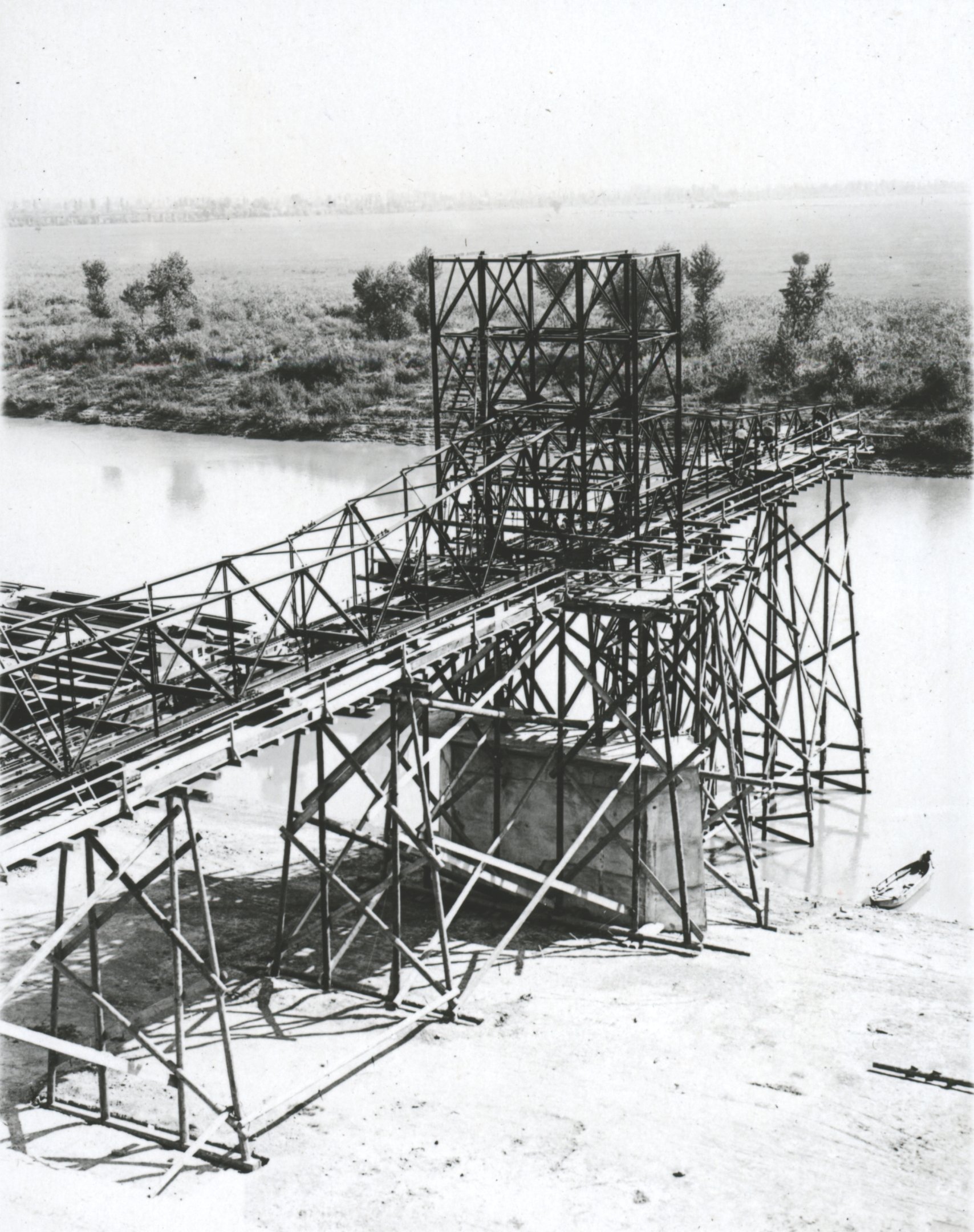 A rakodóhíd mérleg-tornya és a tiszai konzol beszerelve. A középső hídtag szélrácsának szerelése folyamatban, 1934. szeptember 23. (Magyar Környezetvédelmi és Vízügyi Múzeum - Duna Múzeum CC BY-NC-SA)