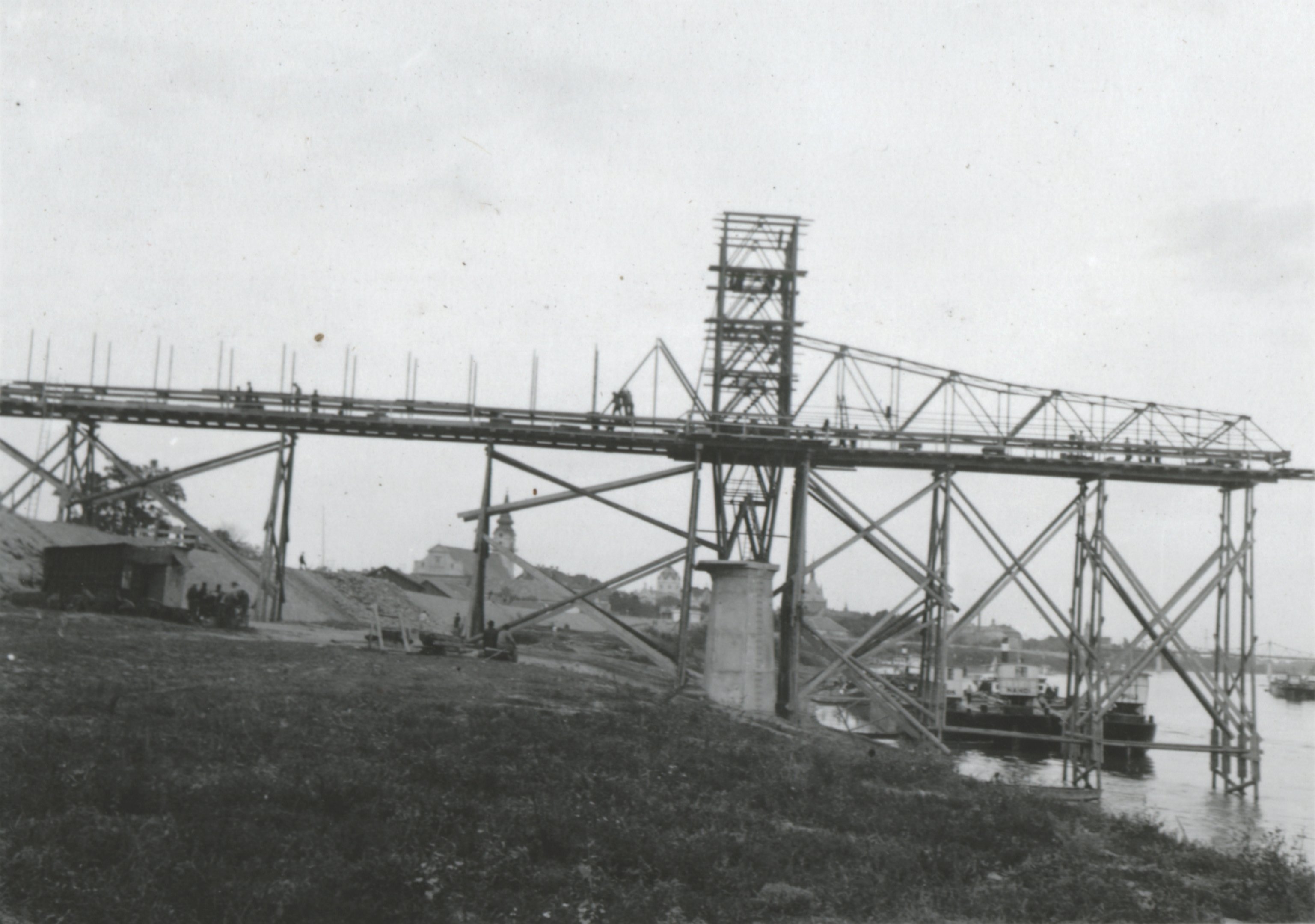 A középső hídtag rácsrúdjainak szerelése, 1934. szeptember 20. (Magyar Környezetvédelmi és Vízügyi Múzeum - Duna Múzeum CC BY-NC-SA)