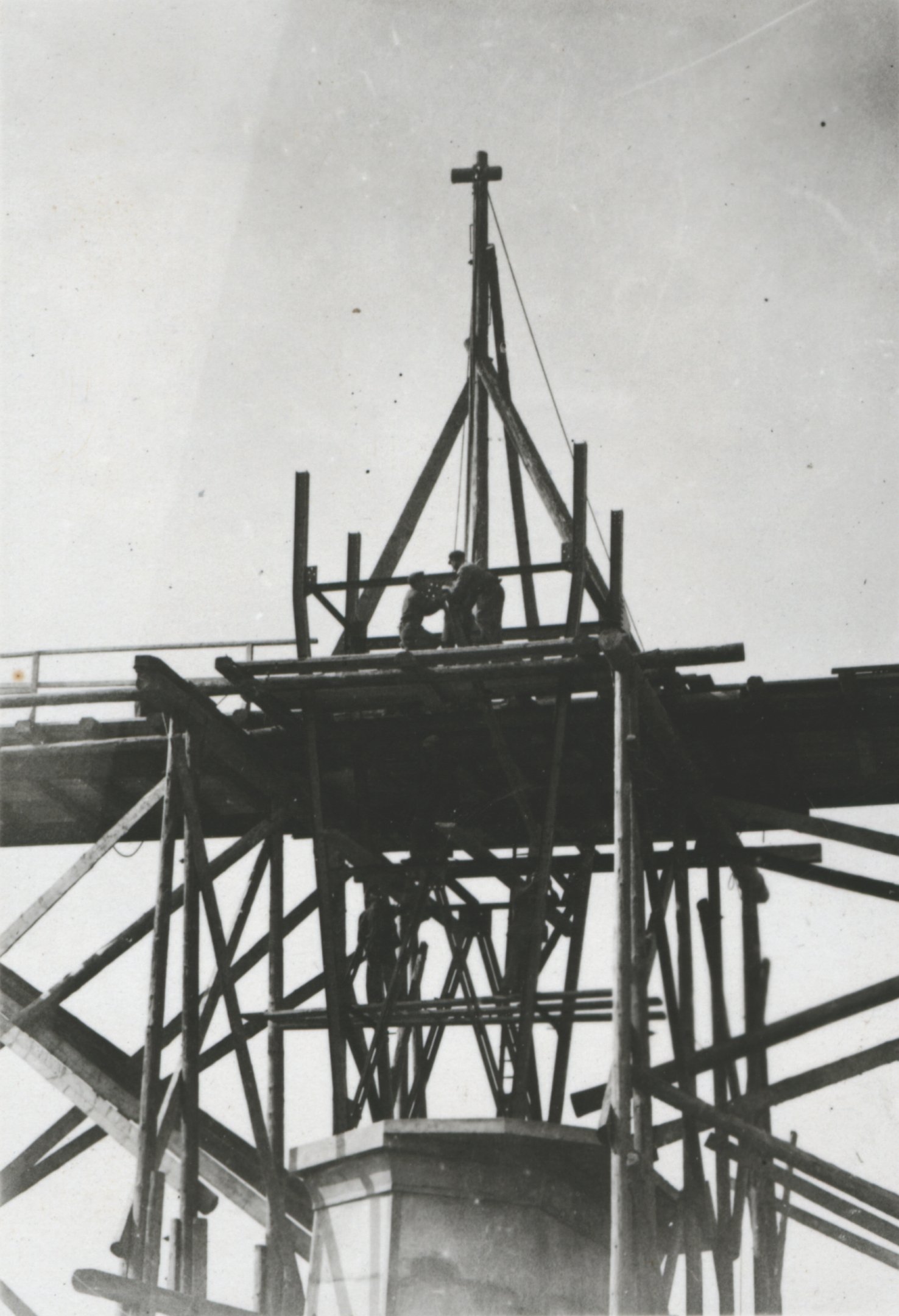 A rakodóhíd mérleg-tornyának szerelése, alkatrészek felhúzása bikával, 1934. szeptember 11. (Magyar Környezetvédelmi és Vízügyi Múzeum - Duna Múzeum CC BY-NC-SA)