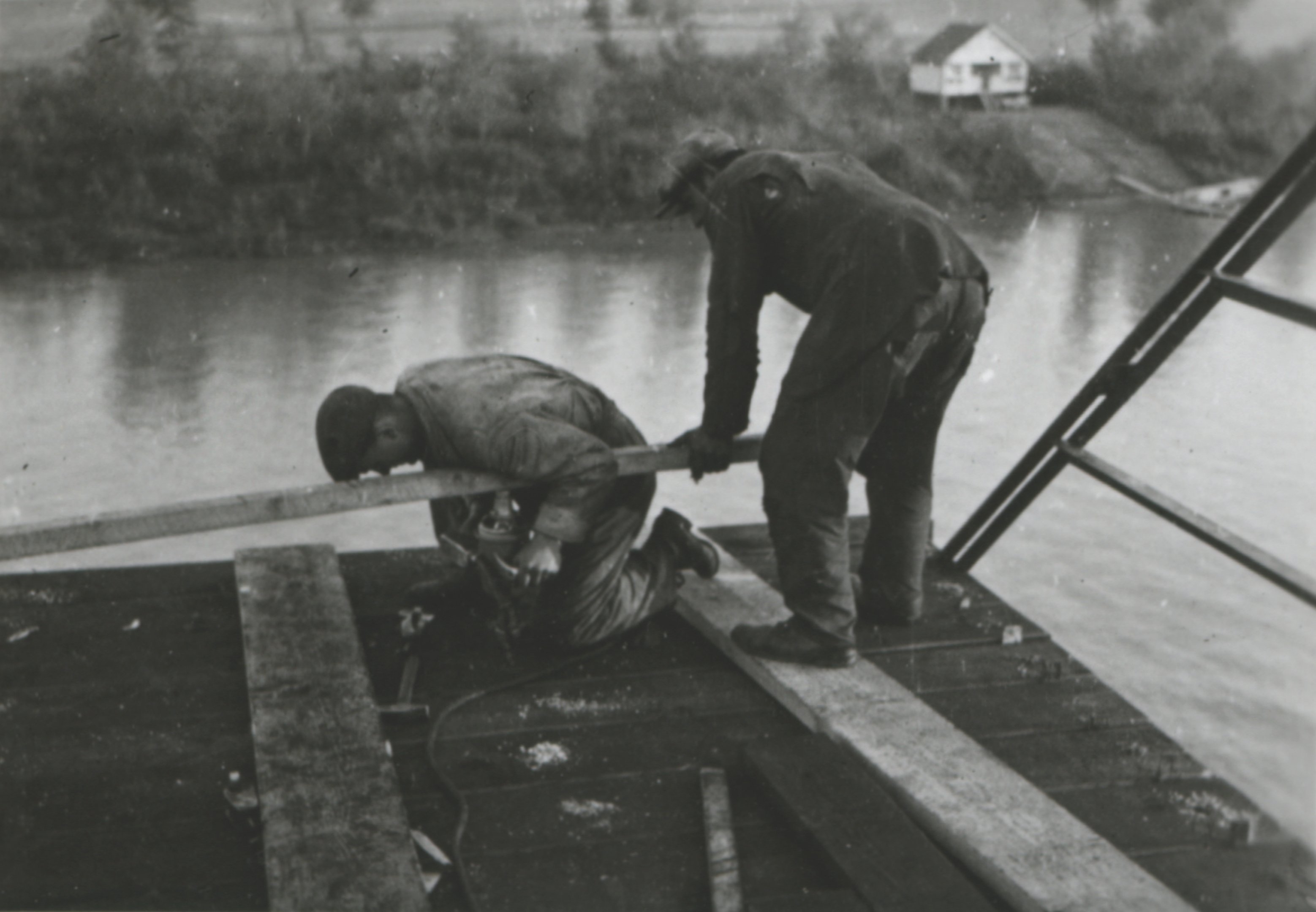 Pályaburkolat készítése. A leerősítő csavarok számára lyukakat fúrnak, 1934. október 22. (Magyar Környezetvédelmi és Vízügyi Múzeum - Duna Múzeum CC BY-NC-SA)
