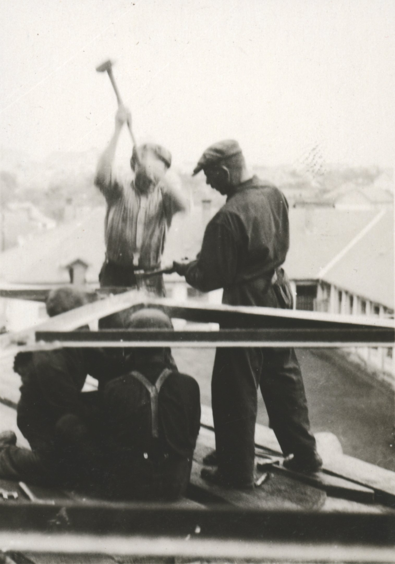 Felső szélrács kézi szögecselése. Fejezővel kialakítják a lekalapált szögecsfejet, 1934. október 2. (Magyar Környezetvédelmi és Vízügyi Múzeum - Duna Múzeum CC BY-NC-SA)