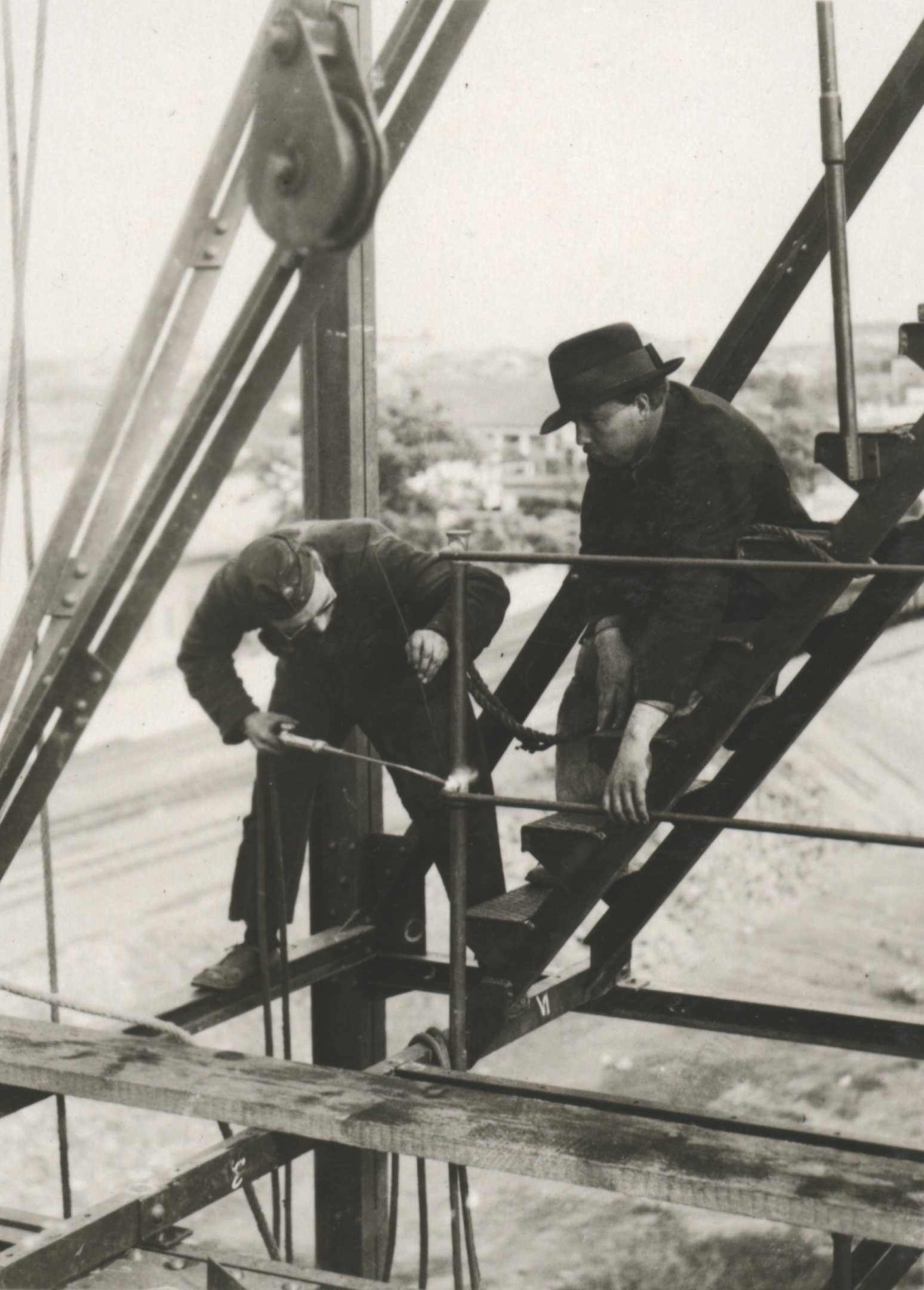 Korlátvasak hegesztése a mérlegtorony lépcsőjéhez, 1934. október 2. (Magyar Környezetvédelmi és Vízügyi Múzeum - Duna Múzeum CC BY-NC-SA)