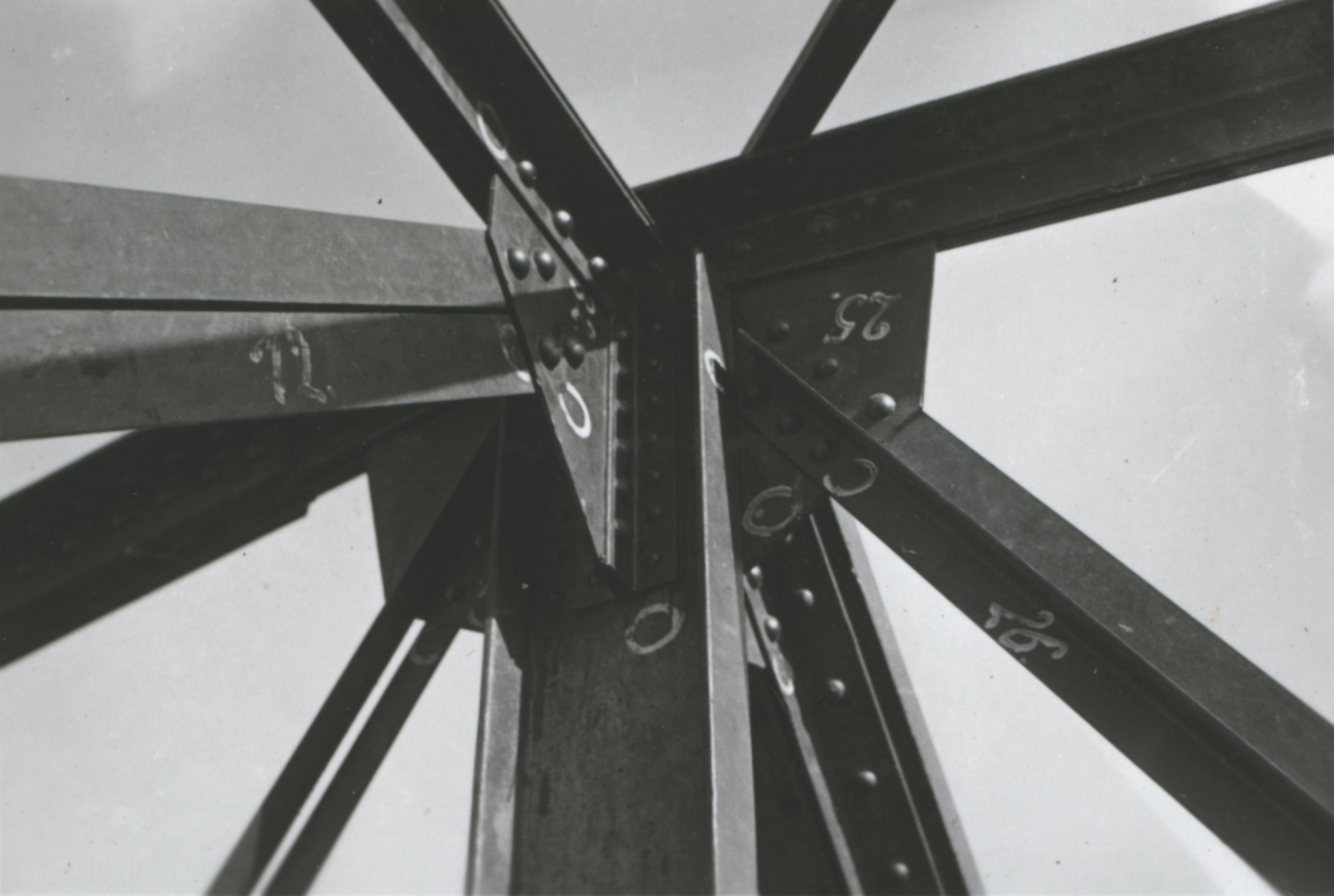 Csomóponti kiképzés az ingaoszlop felső csomópontján. A szögecsfejek egy része leszakításra van igénybevéve, 1934. október 23. (Magyar Környezetvédelmi és Vízügyi Múzeum - Duna Múzeum CC BY-NC-SA)