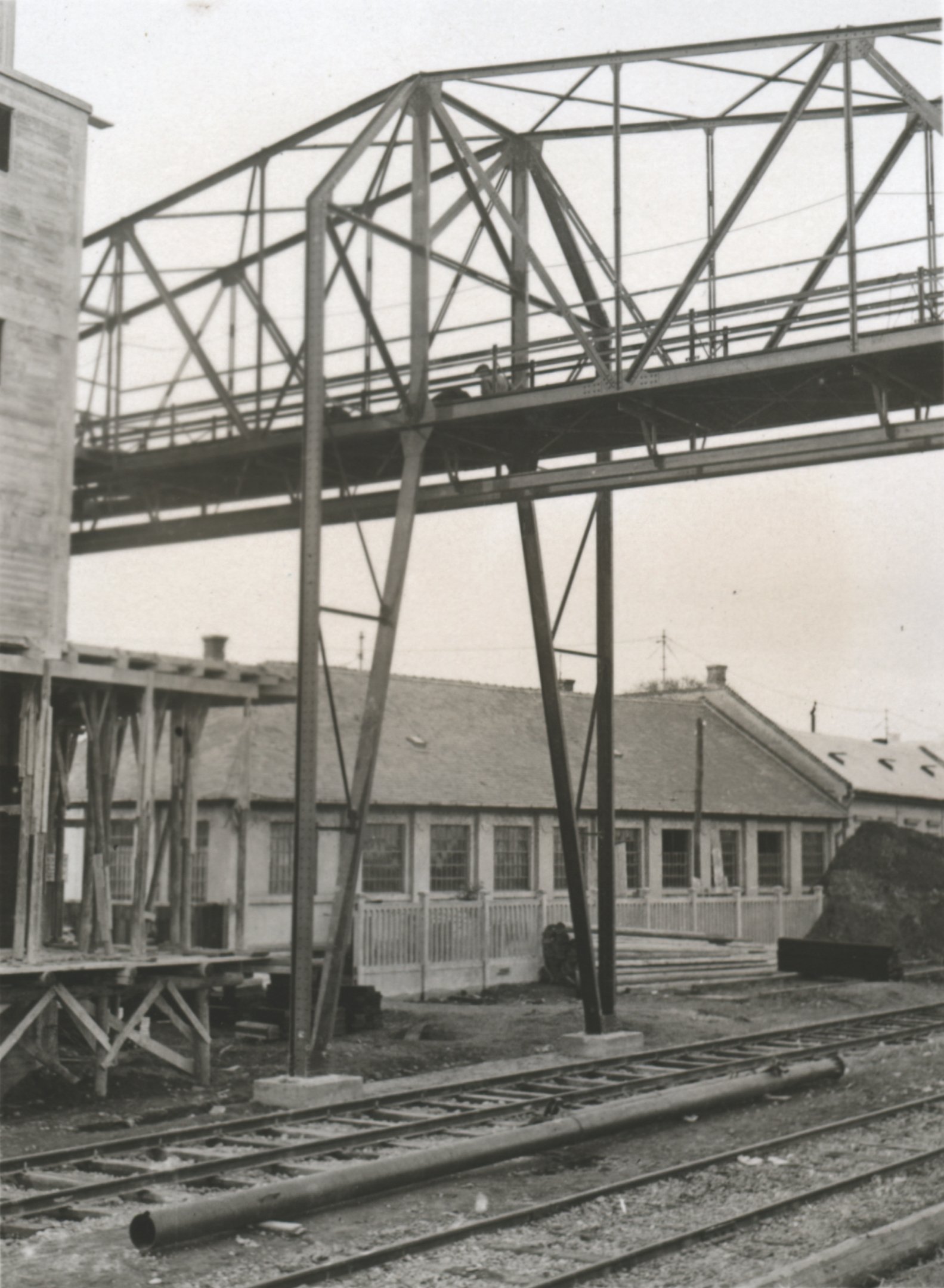 A rakodóhíd inga-oszlopa, balra a bezsaluzott perrontető, 1934. október 20. (Magyar Környezetvédelmi és Vízügyi Múzeum - Duna Múzeum CC BY-NC-SA)
