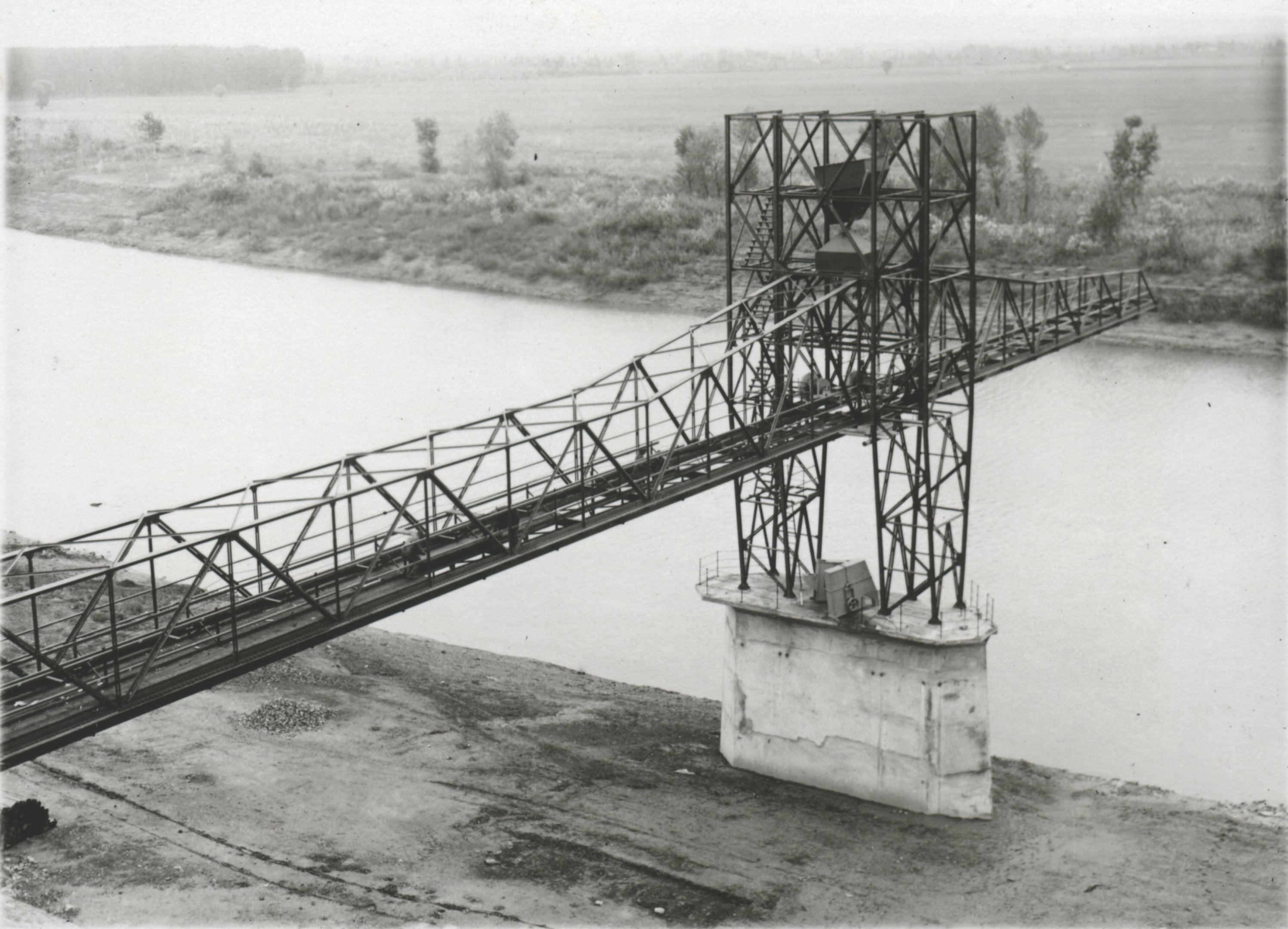 A teljesen kiállványozott rakodóhíd középső hídtagja és a tiszai konzol, 1934. október 15. (Magyar Környezetvédelmi és Vízügyi Múzeum - Duna Múzeum CC BY-NC-SA)